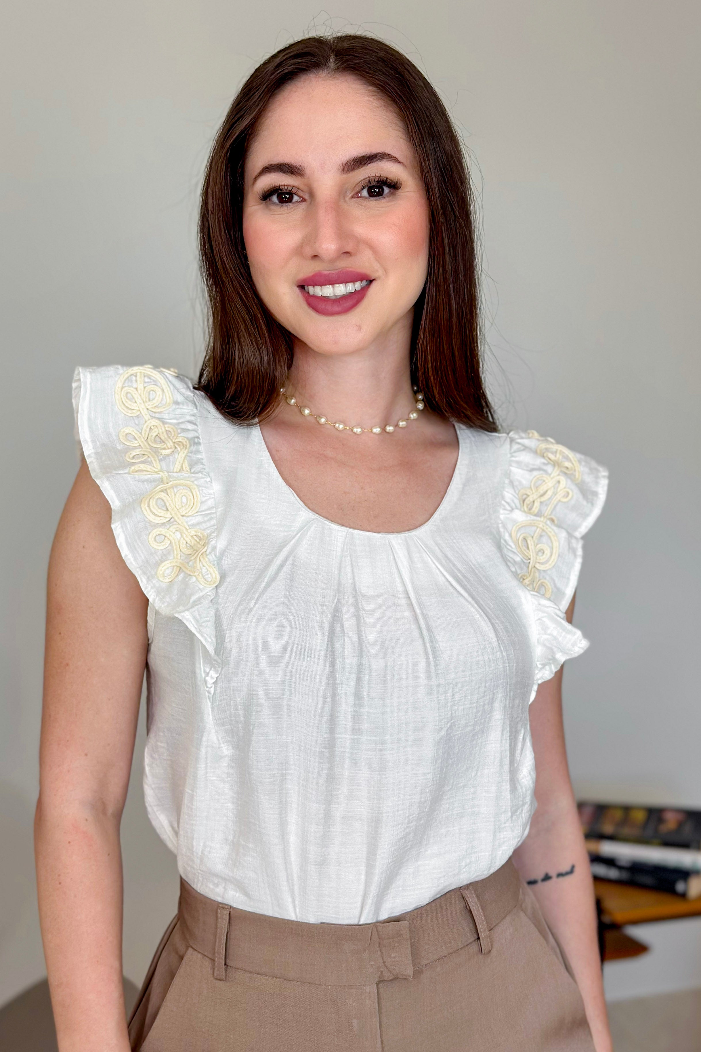 Blusa Regata em Visco Natural Detalhe Bordado Ombro Lilian Branca