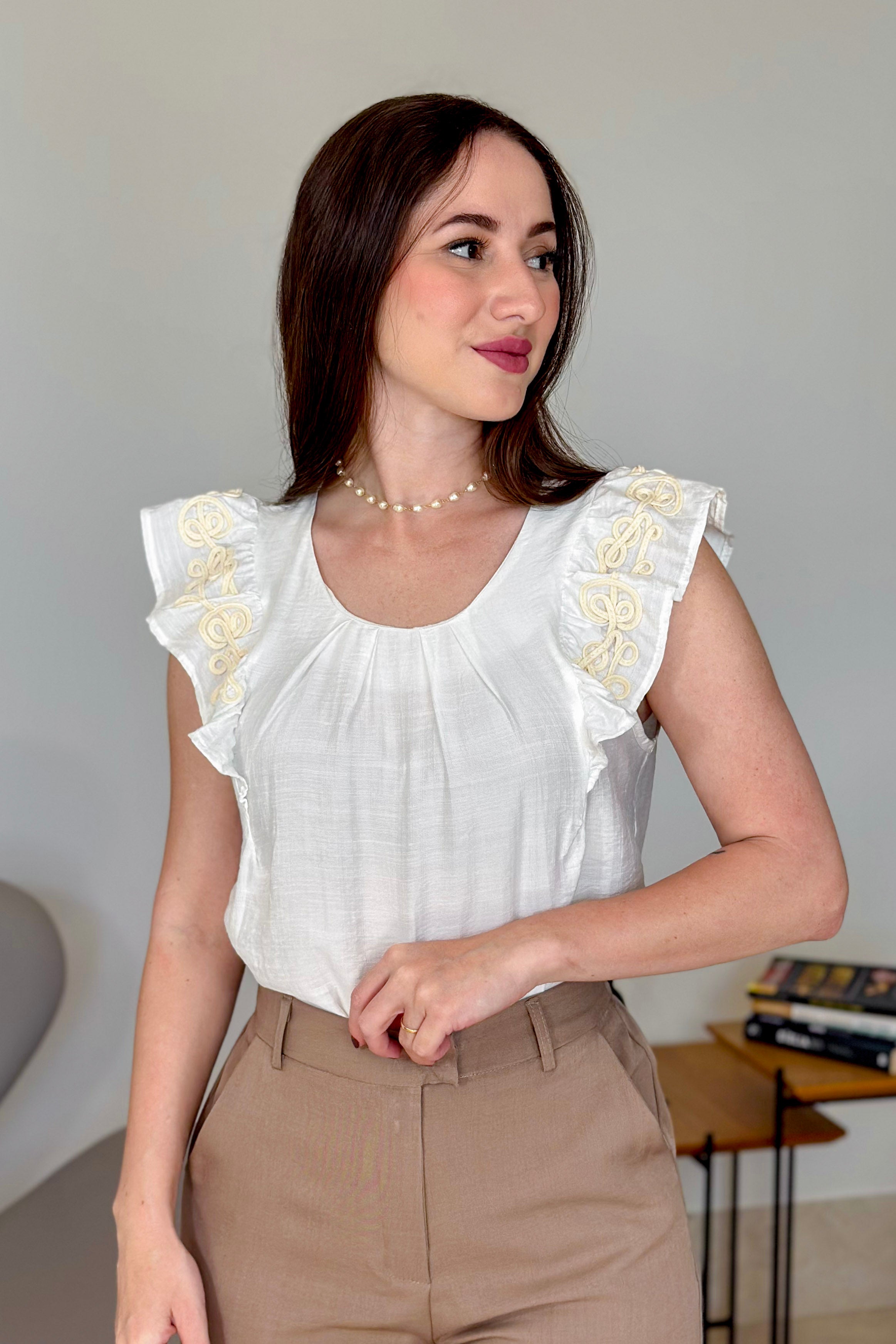 Blusa Regata em Visco Natural Detalhe Bordado Ombro Lilian Branca