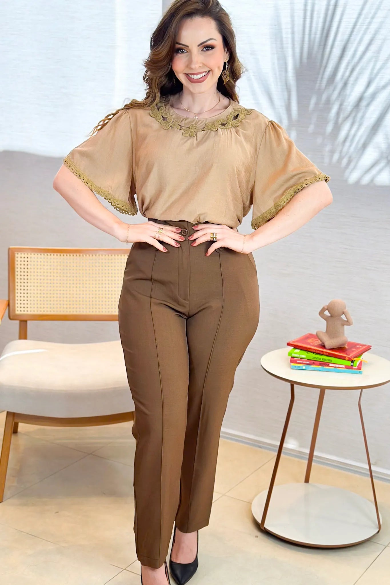 Conjunto: Blusa Manga Curta Visco Acetinado Detalhe Bordado Mabel Marrom + Calça Corte Reto Em Alfaiataria Verona Detalhe Botão Sofia Marrom