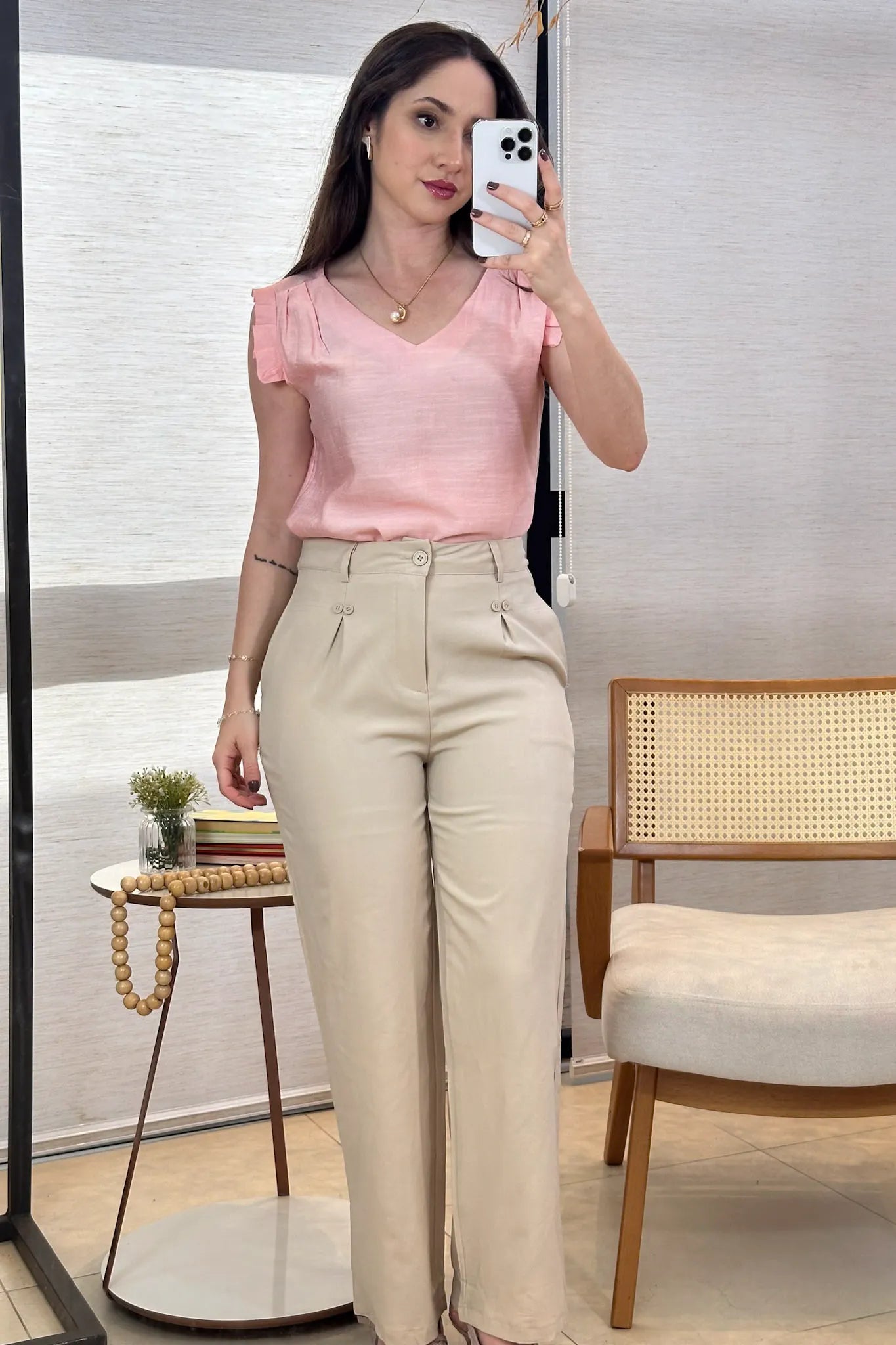 Conjunto: Blusa Regata Babados Decote "V" Em Viscolisse Joice Rosa + Calça Pantalona Detalhe Botões Crepe Alfaiataria Larissa Bege