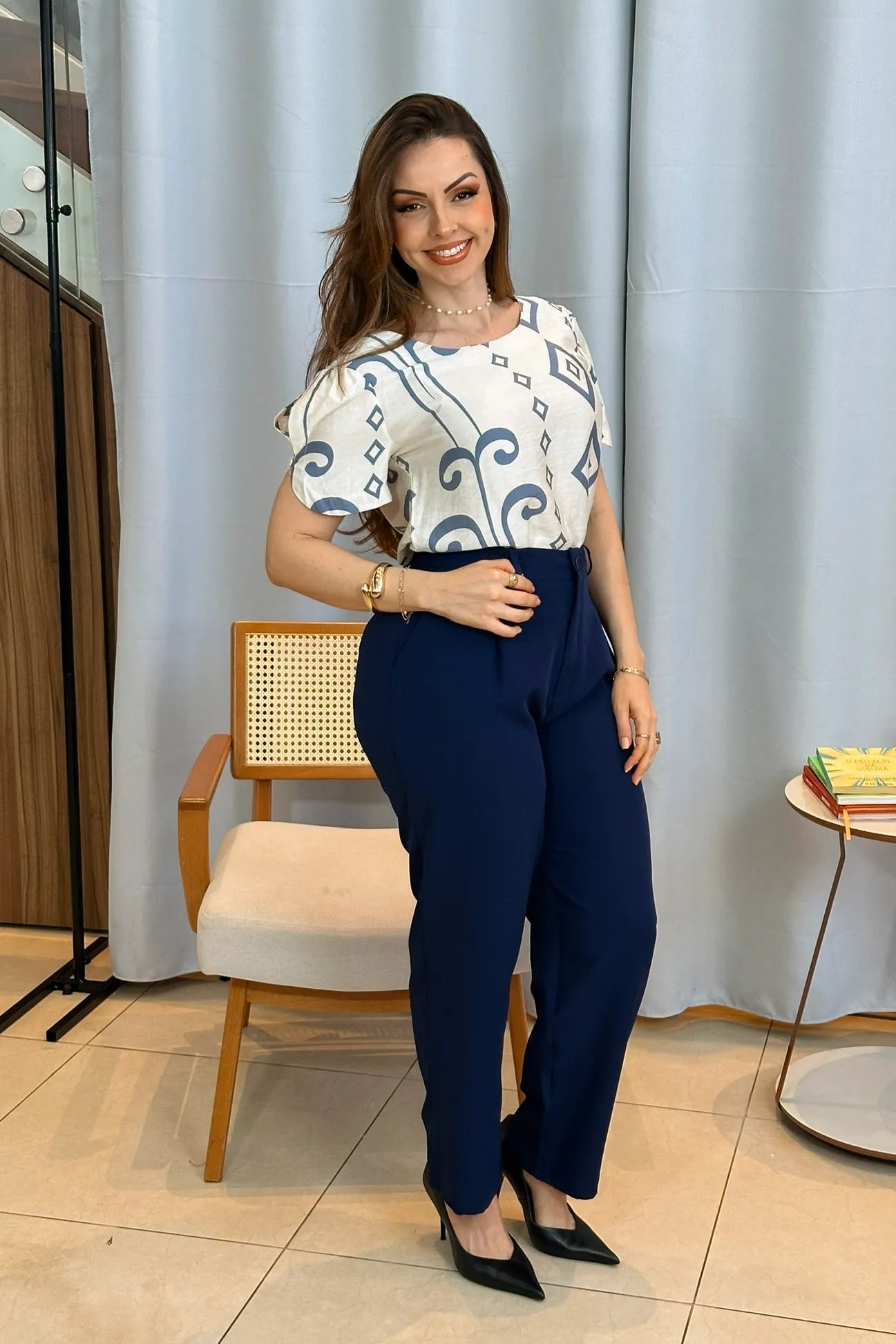 Conjunto: Blusa Manga Curta Detalhe Botão Visco Brise Vânia Estampada Azul Acinzentado + Calça Corte Reto Alfaiataria Detalhe Bolso Adriana Esteves Azul Marinho