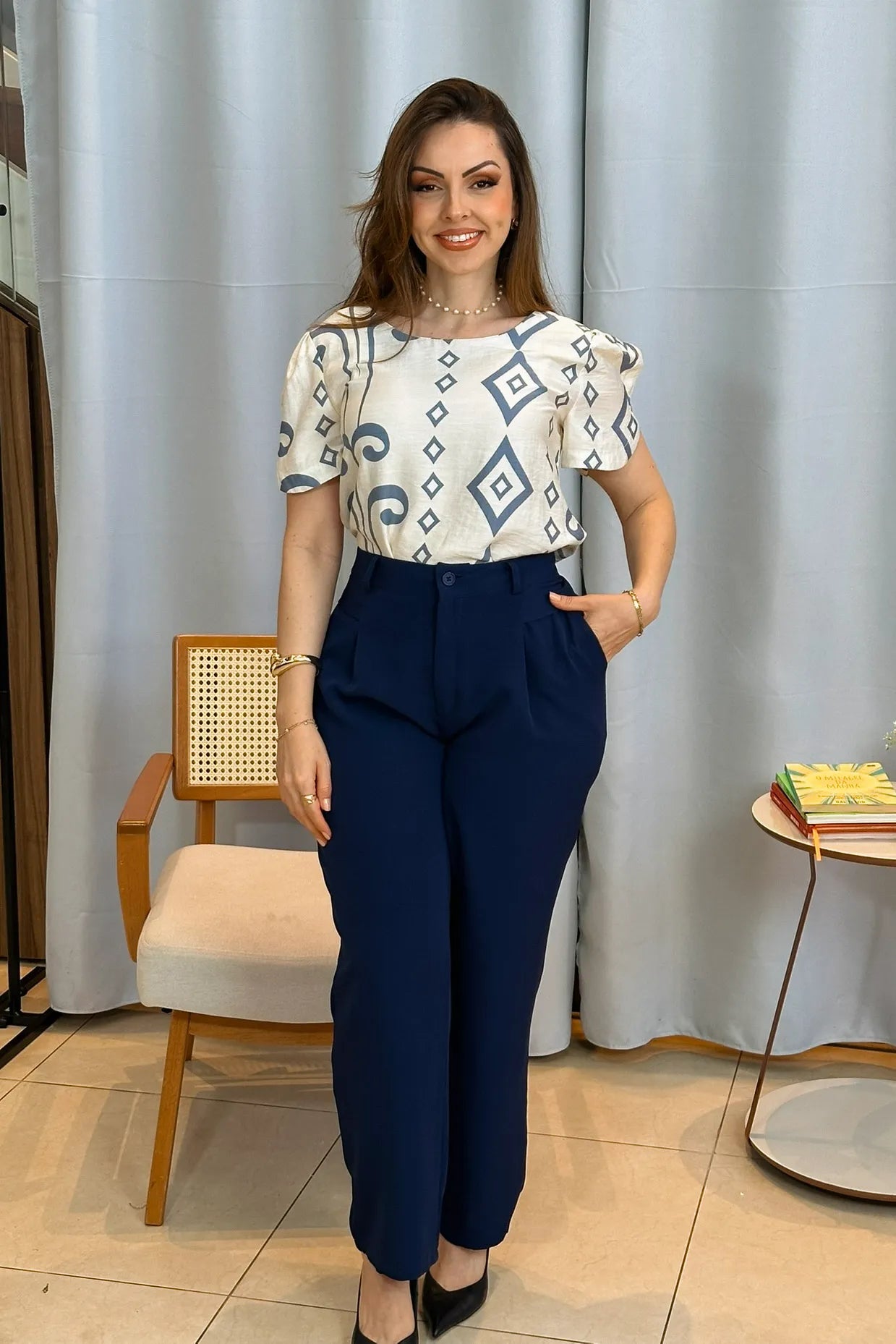 Conjunto: Blusa Manga Curta Detalhe Botão Visco Brise Vânia Estampada Azul Acinzentado + Calça Corte Reto Alfaiataria Detalhe Bolso Adriana Esteves Azul Marinho
