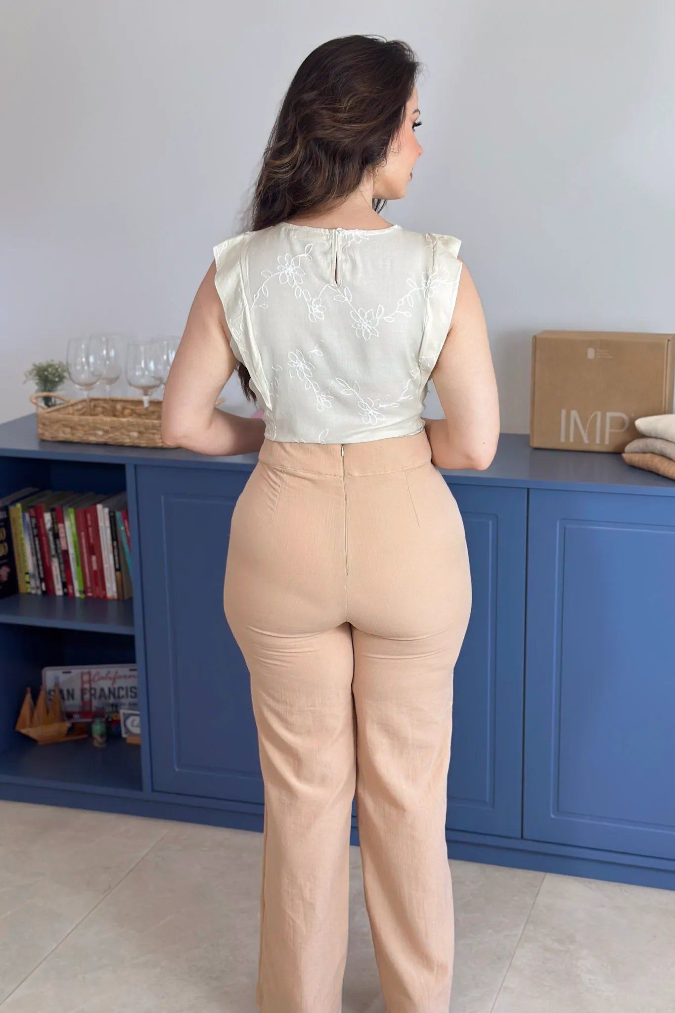 Conjunto: Blusa Regata Visco Delicata Detalhe Bordado Leonor Creme + Calça Corte Reto Detalhe Botão Miranda Bege