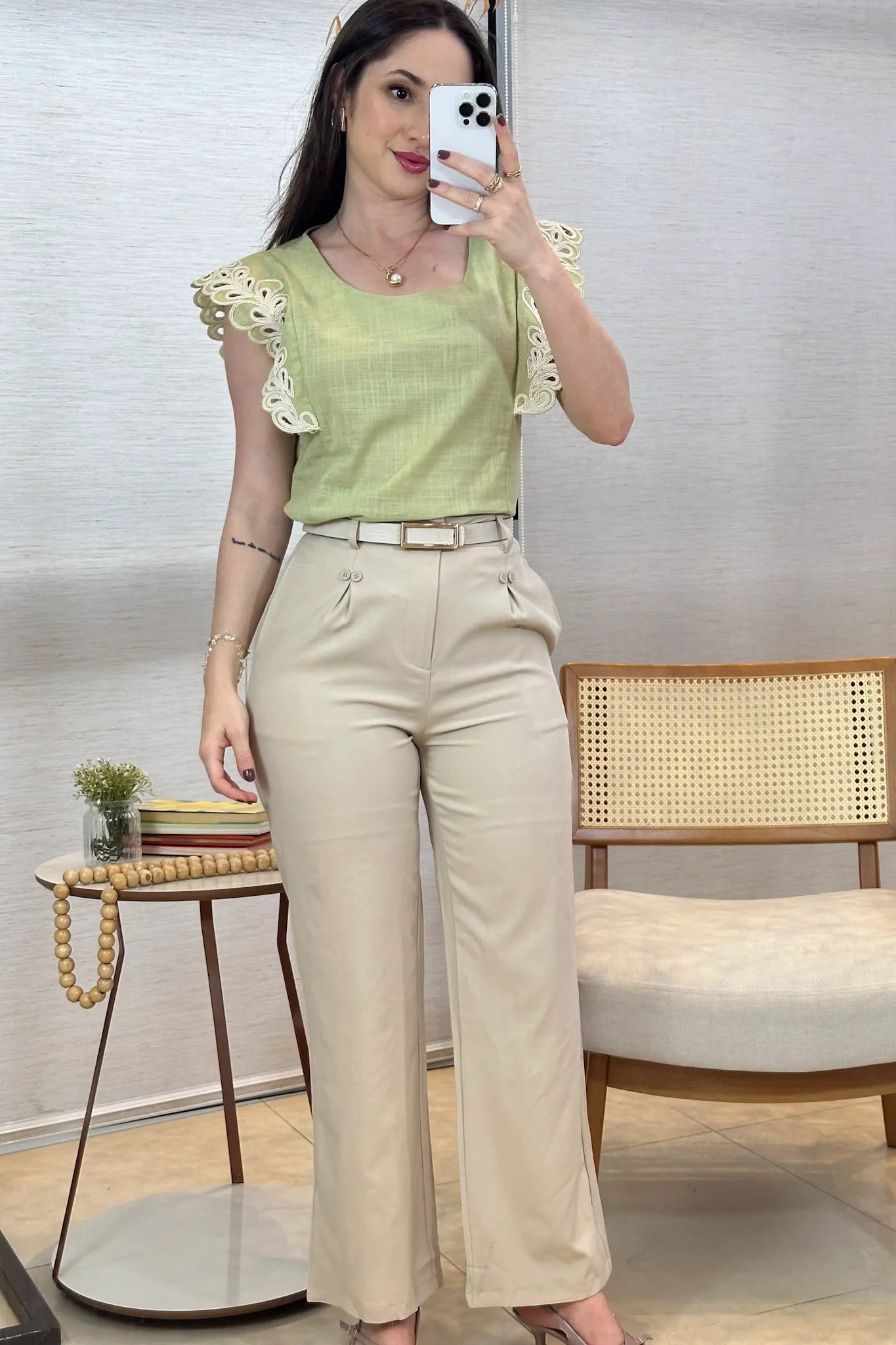 Conjunto: Blusa Regata Detalhe Bordado Em Visco Comfort Juliane Verde + Calça Pantalona Detalhe Botões Crepe Alfaiataria Larissa Bege