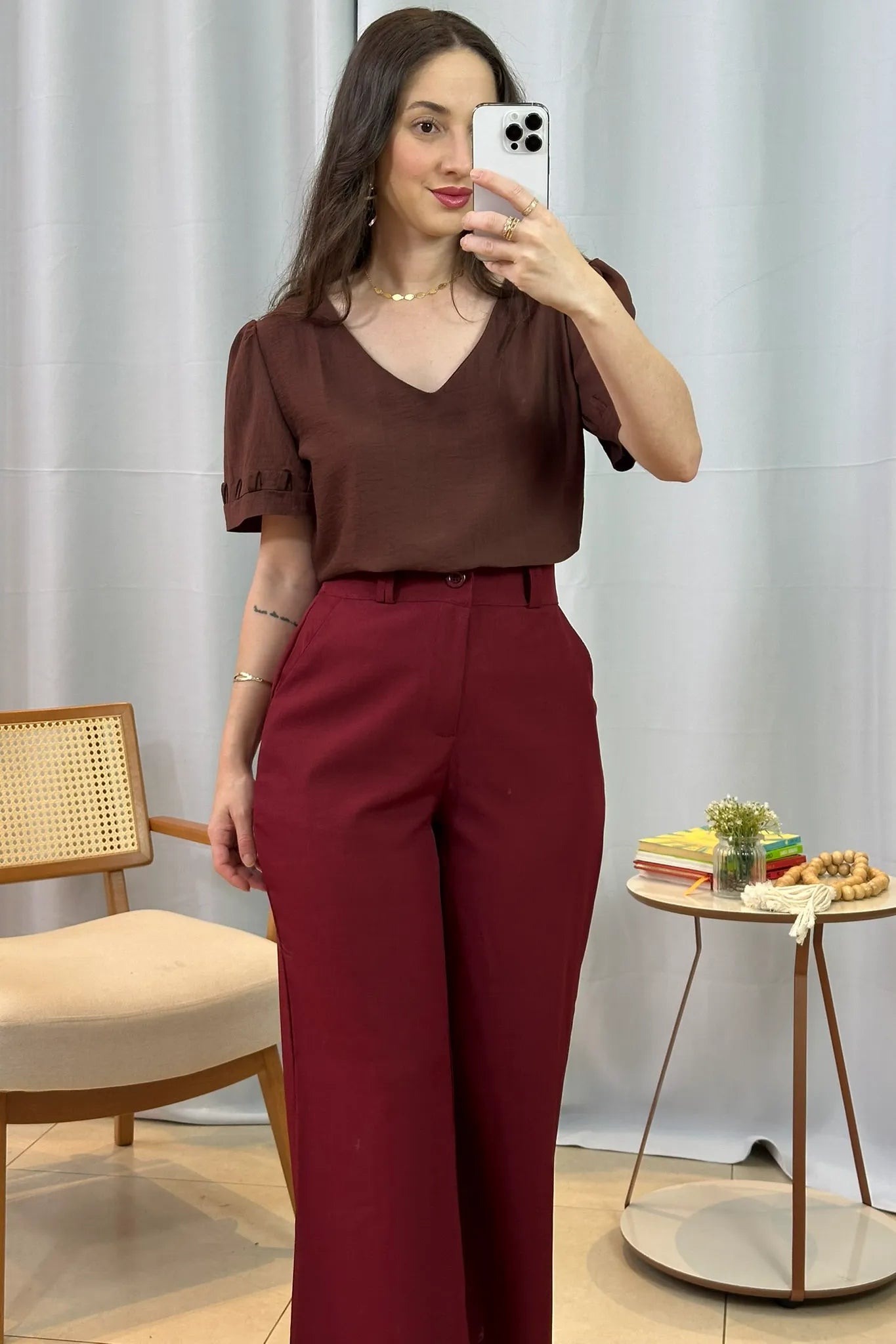 Conjunto: Blusa Manga Curta Decote "V" Visco Nature Gal Costa Marrom + Calça Pantalona Alfaiataria Lux Detalhe Passador Grazi Massafera Marsala