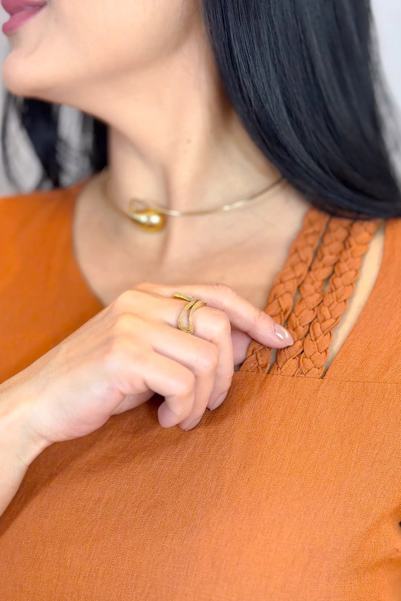 Blusa Manga Curta Visco Soft Decote Assimétrico Trançado Lara Terracota