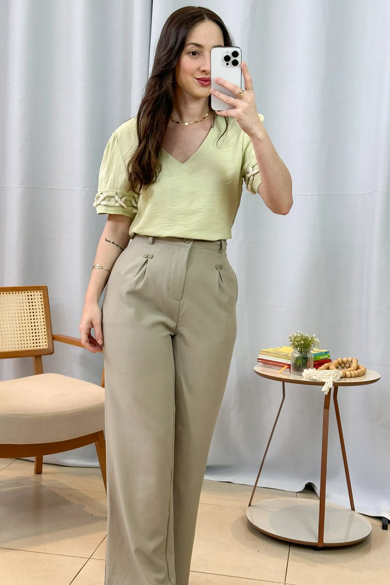 Conjunto: Blusa Manga Curta Detalhe Trançado Visco Nature Dira Paes Verde + Calça Pantalona Detalhe Botões Crepe Alfaiataria Larissa Verde
