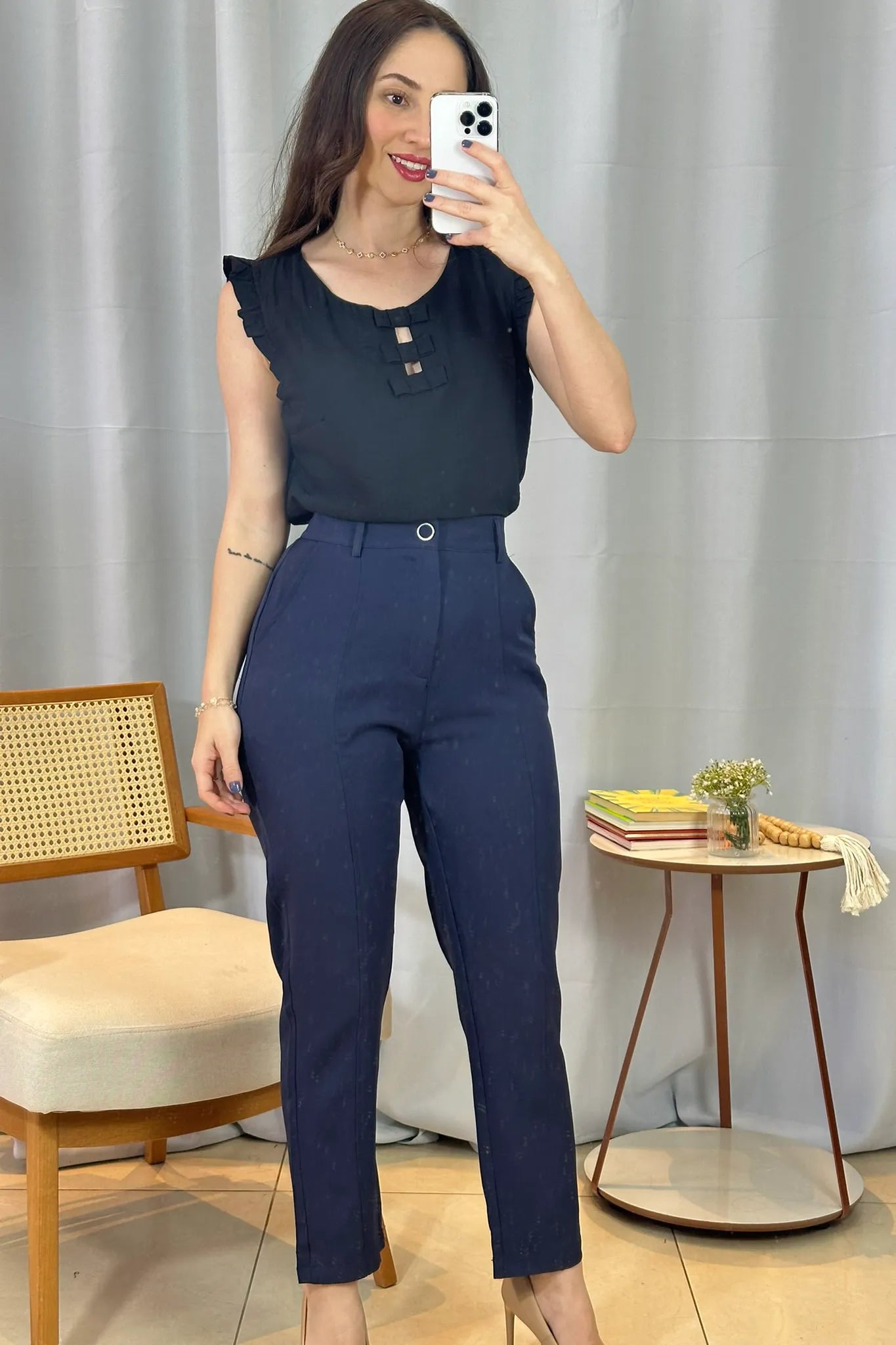 Conjunto: Blusa Regata Detalhe Laços Poli-linho Sandy Lima Preta + Calça Corte Reto Detalhe Friso Crepe Milano Eliana Bezerra Azul Marinho