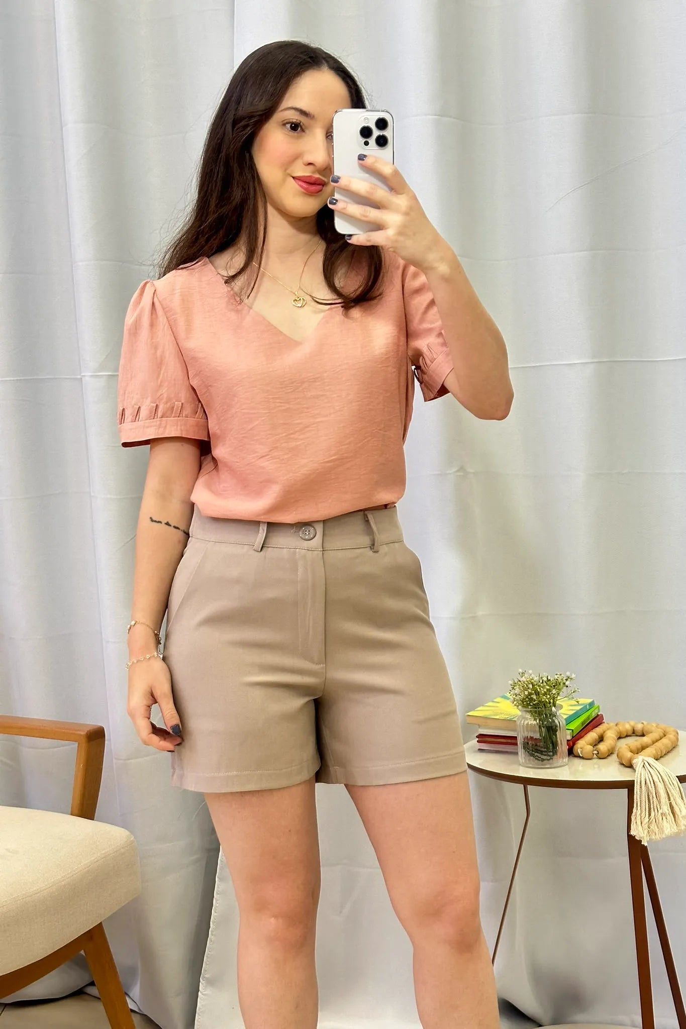 Conjunto: Blusa Manga Curta Decote "V" Visco Nature Gal Costa Rose + Shorts Alfaiataria Paolla Oliveira Bege