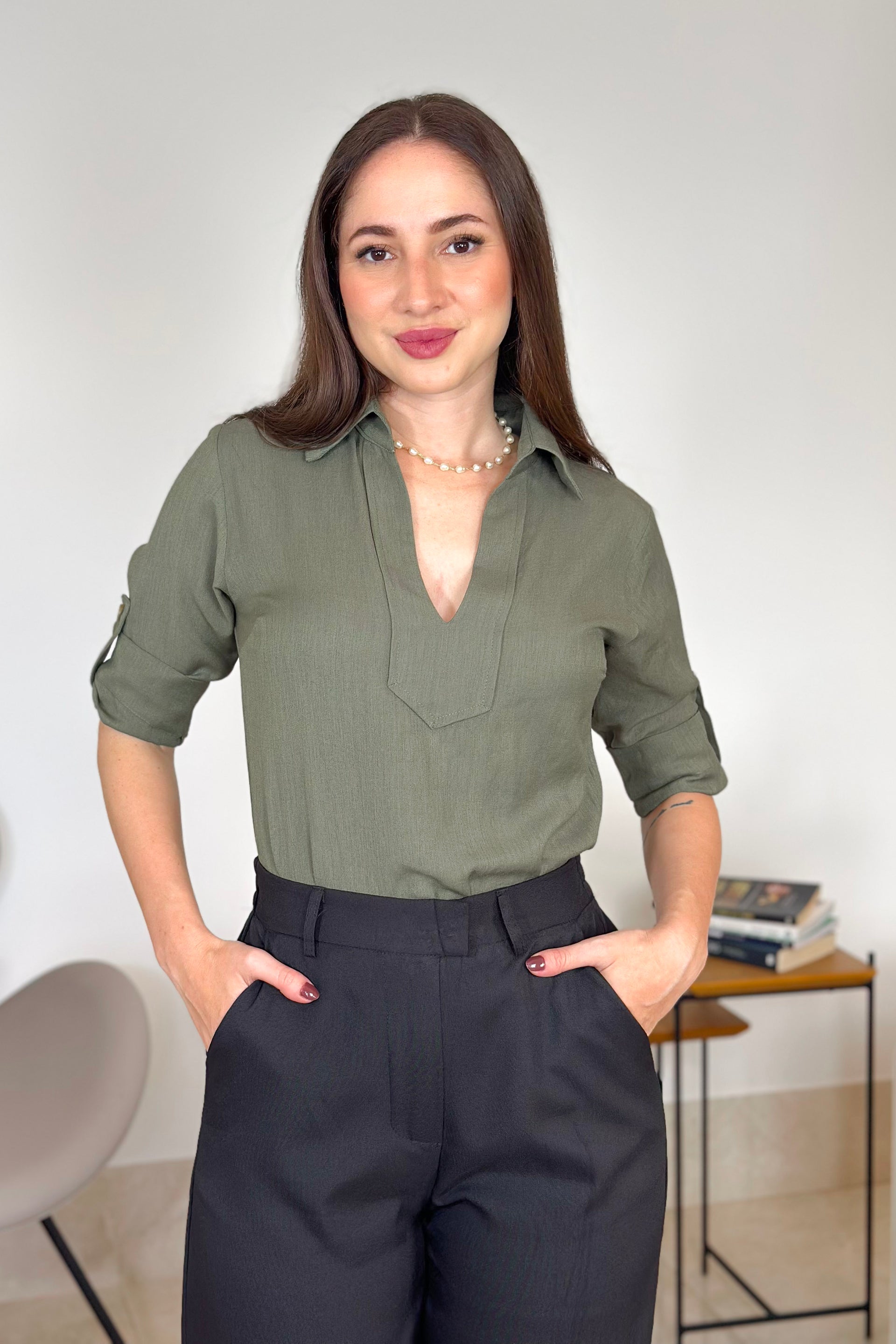 Blusa Manga 3/4 em Visco Soft Detalhe Botão Elisabeth Verde Militar