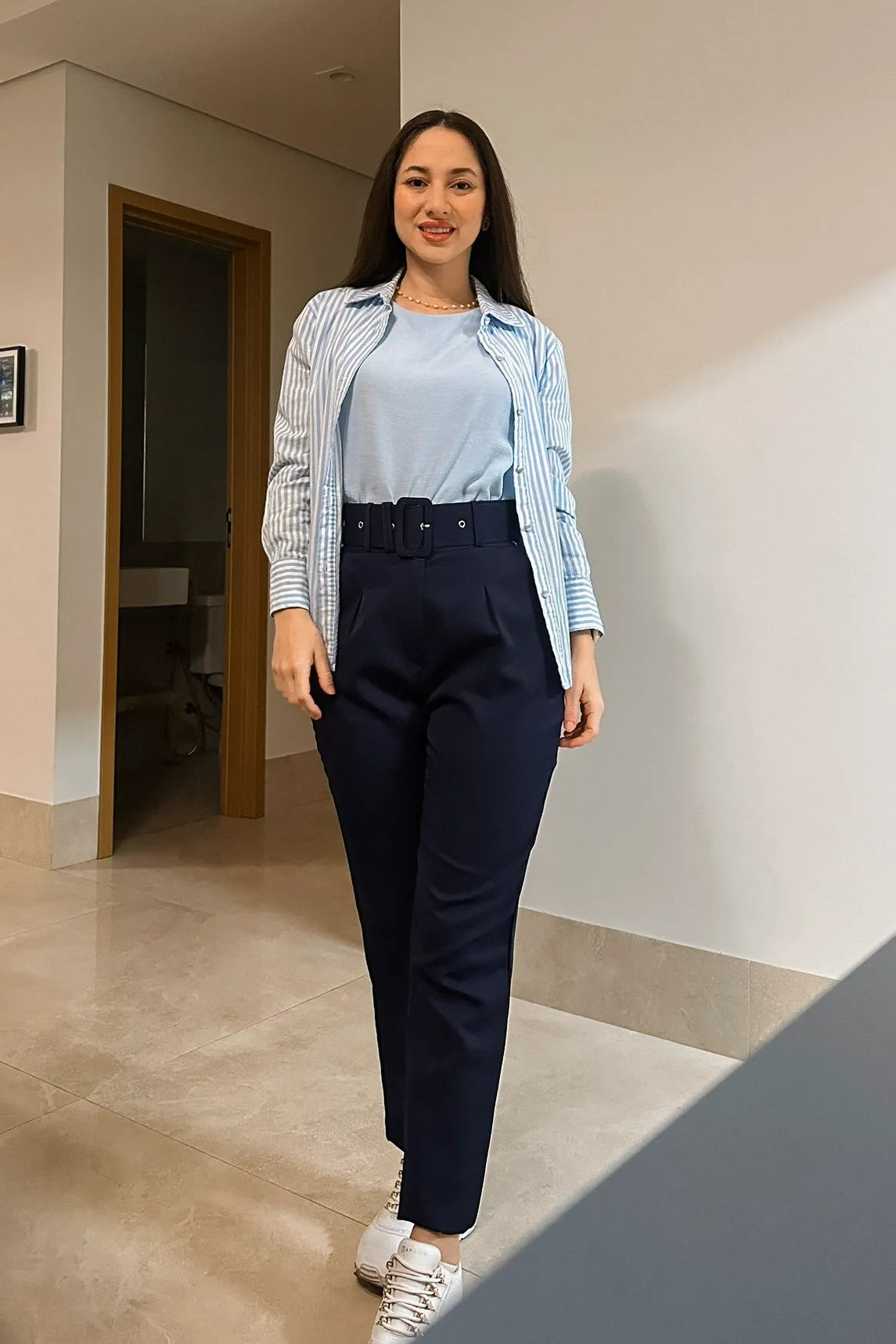 Conjunto: Blusa Regata Detalhe Bordado Cotton Cloe Azul + Camisa Manga Longa Classic Listrada Franciele Azul Claro + Calça Cinto Encapado Cenoura Azul Marinho