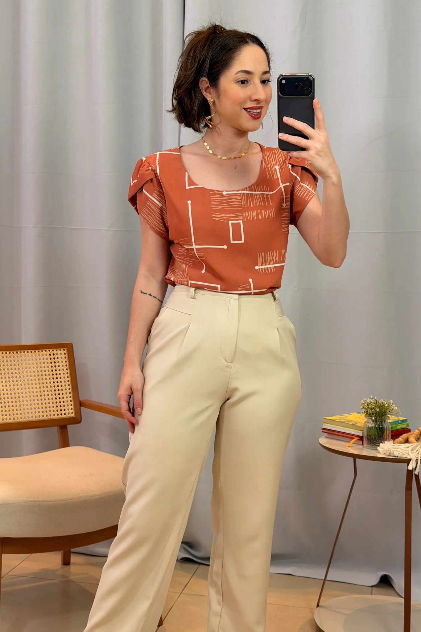 Conjunto: Blusa Manga Transpassada Elis Regina Estampada Terracota + Calça Corte Reto Alfaiataria Detalhe Bolso Adriana Esteves Creme