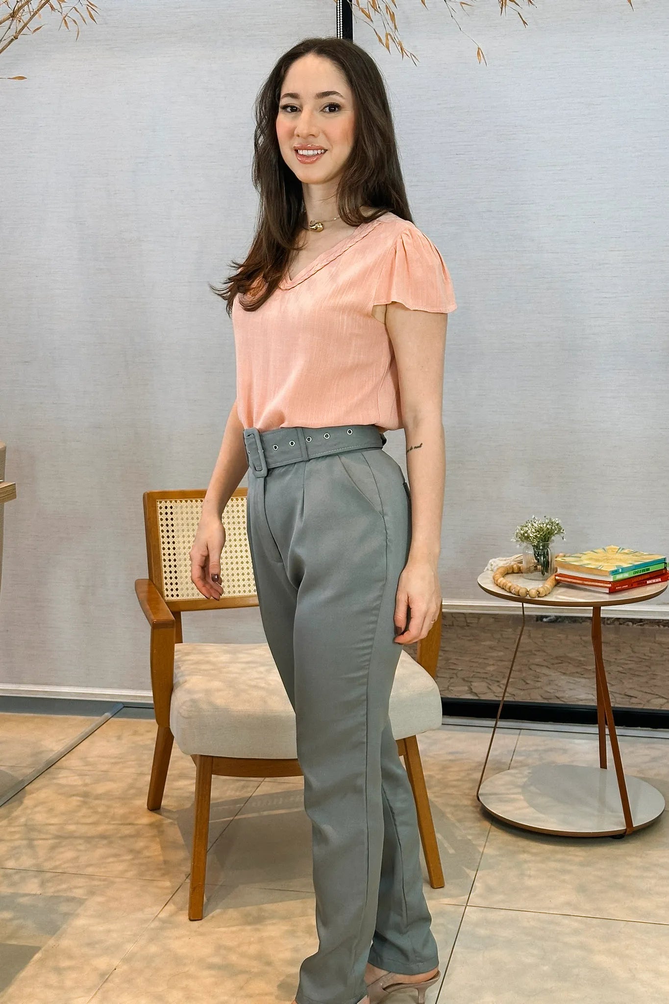 Conjunto: Blusa Manga Curta Detalhe Gola Trançada Visco-linho Leila Rosa + Calça Cenoura Cinto Encapado Cinza