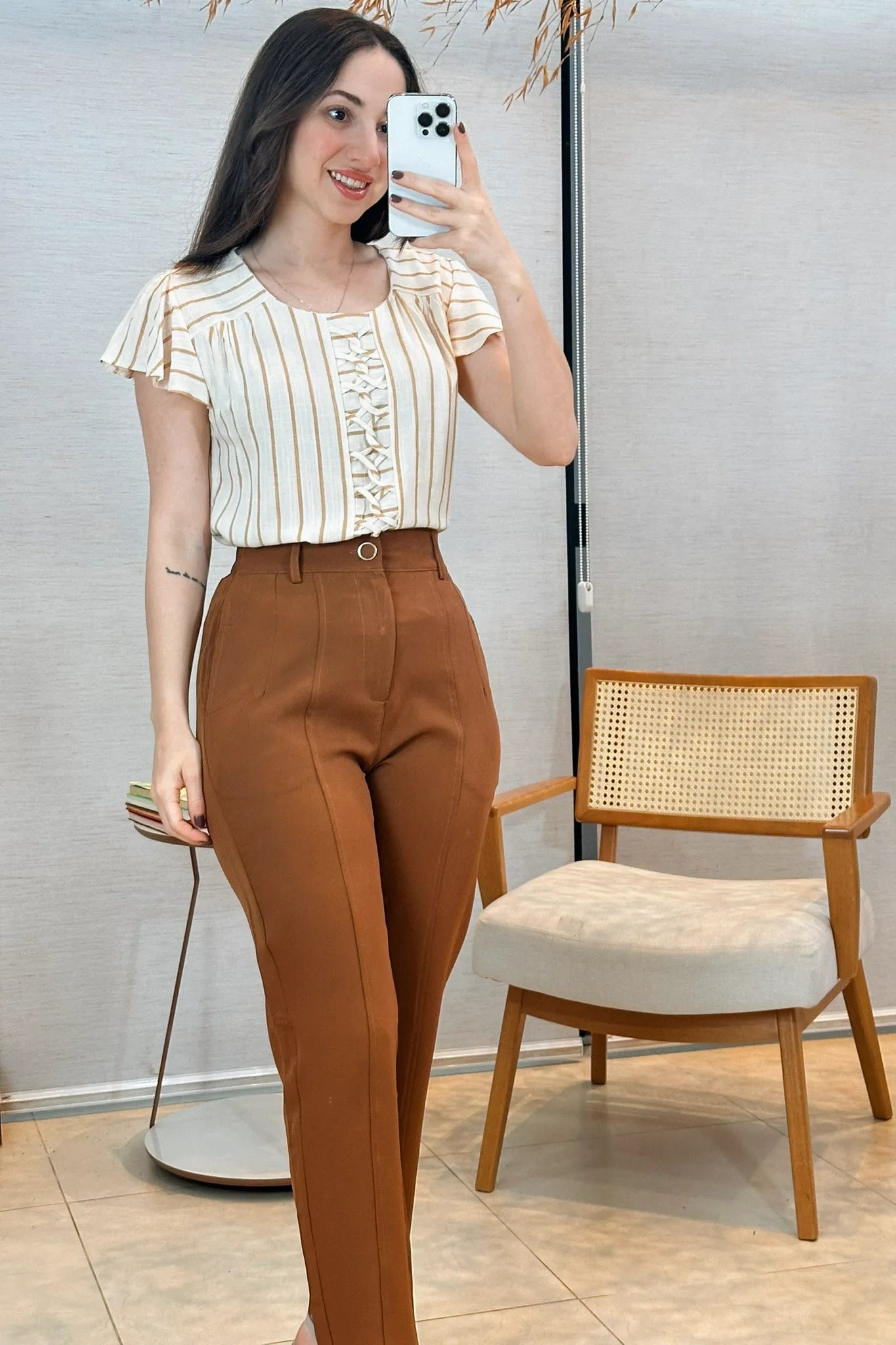 Conjunto: Blusa Babados Manga Detalhe Trançado Em Visco-linho Jenifer Marrom + Calça Corte Reto Detalhe Botão Encapado Em Crepe Milano Maria Marrom