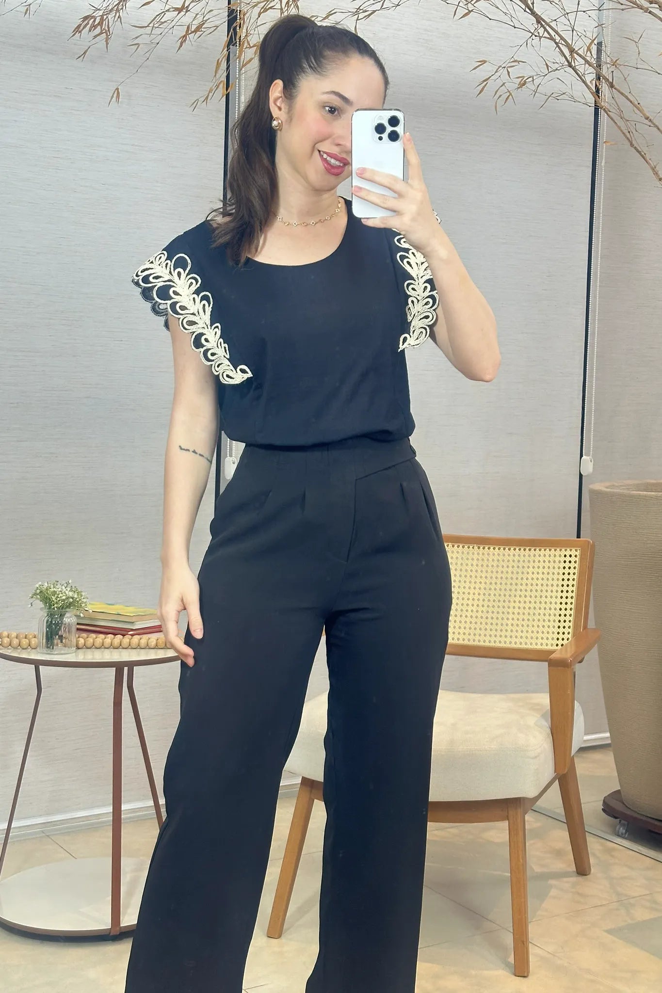 Conjunto: Blusa Regata Detalhe Bordado Em Visco Comfort Juliane Preta + Calça Corte Reto Alfaiataria Detalhe Cós Eloísa Preta