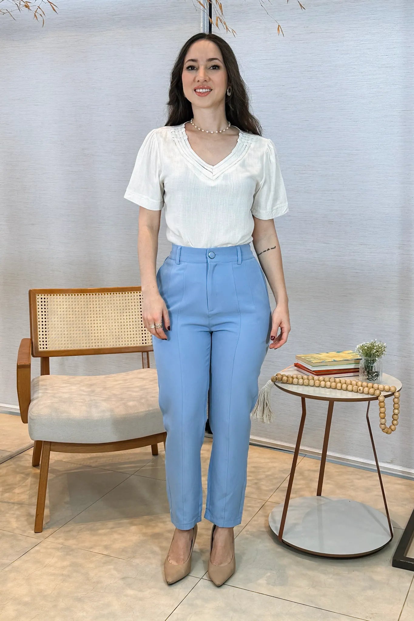 Conjunto: Blusa Manga Curta Detalhe Decote "V" Visco-Linho Marília Off White + Calça Corte Reto Detalhe Botão Encapado Em Crepe Milano Maria Azul