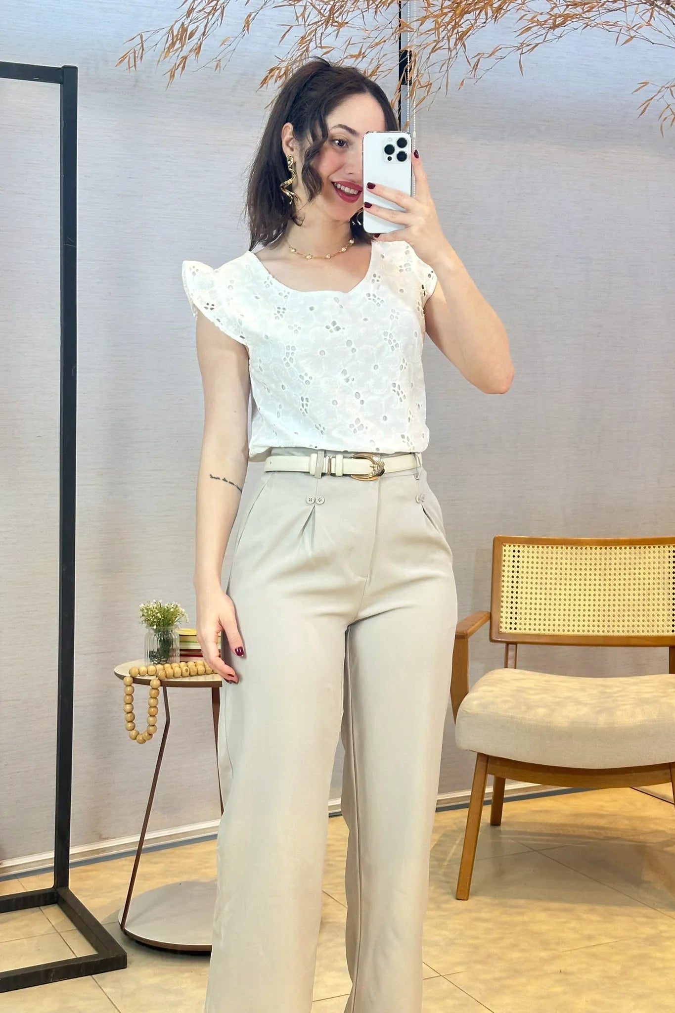 Conjunto: Blusa Regata Em Algodão Textura Bordada Laise Suzy Branca + Calça Pantalona Detalhe Botões Crepe Alfaiataria Larissa Cinza