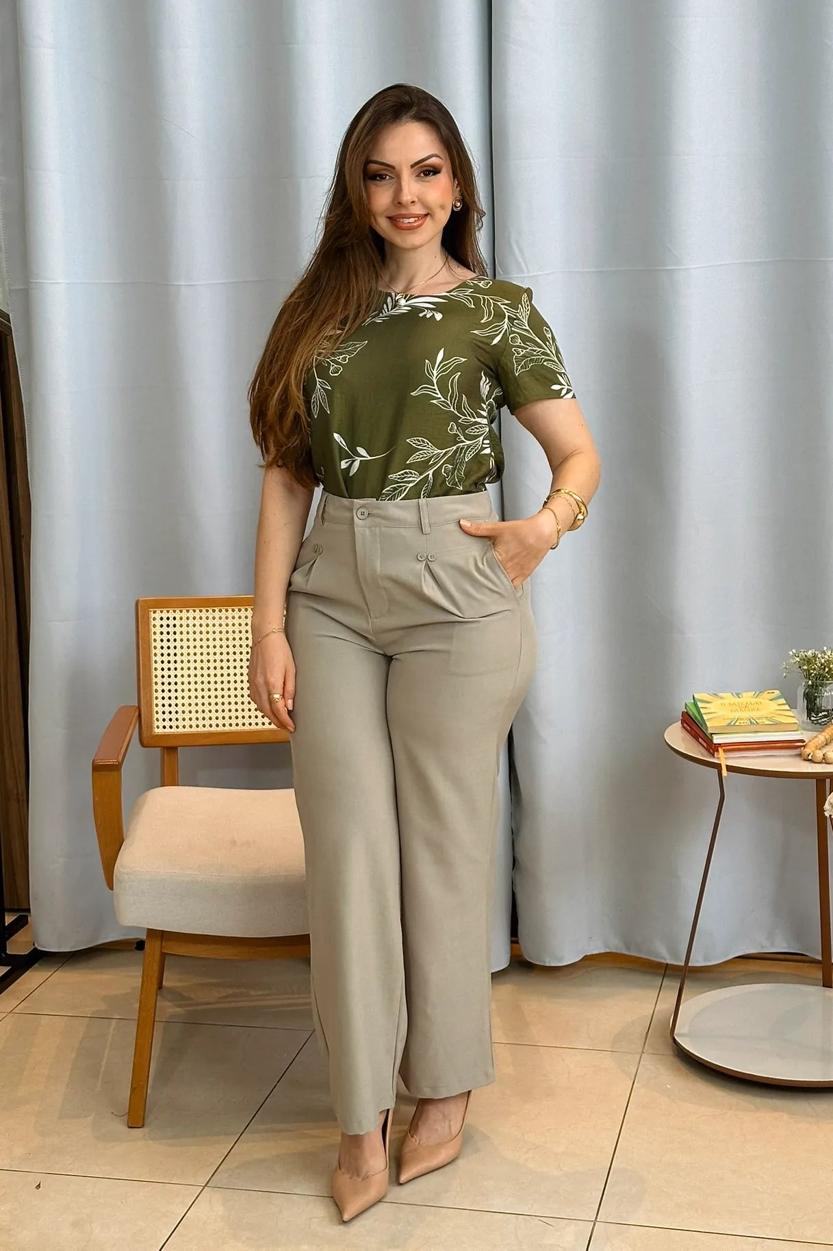 Conjunto: Blusa Manga Curta Visco Brise Telma Estampa Folhagem Verde + Calça Pantalona Detalhe Botões Crepe Alfaiataria Larissa Verde