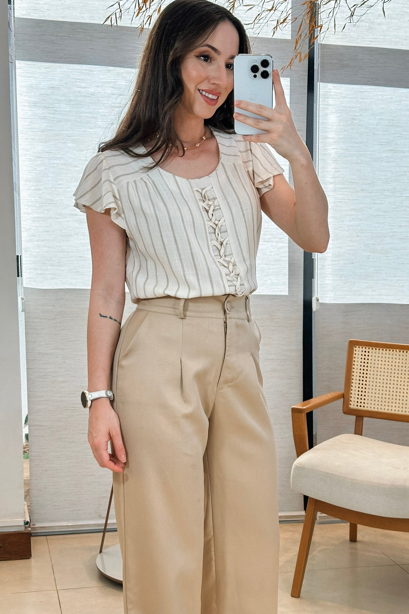 Conjunto: Blusa Babados Manga Detalhe Trançado Em Visco-linho Jenifer Bege + Calça Corte Reto Detalhe Cinto Priscila Bege