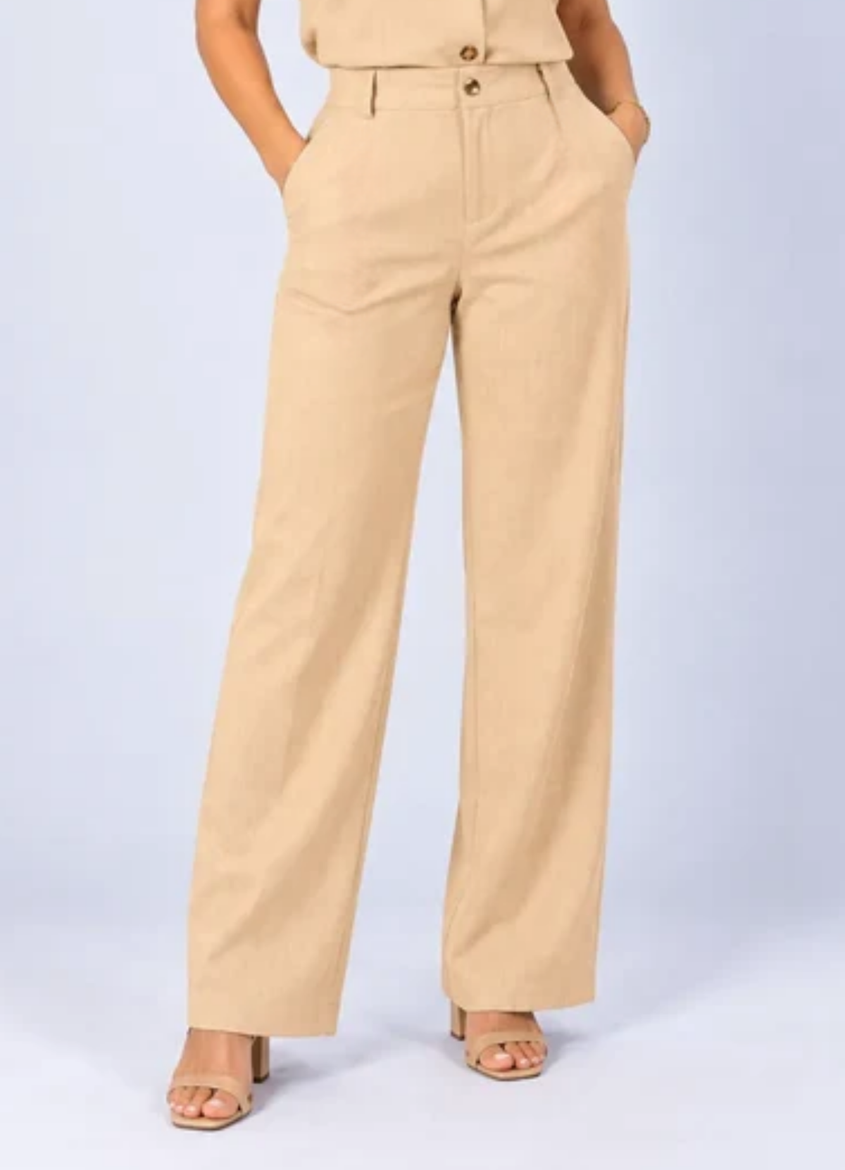 Calça em Crepe Confort com Botão Dourado Penélope Bege