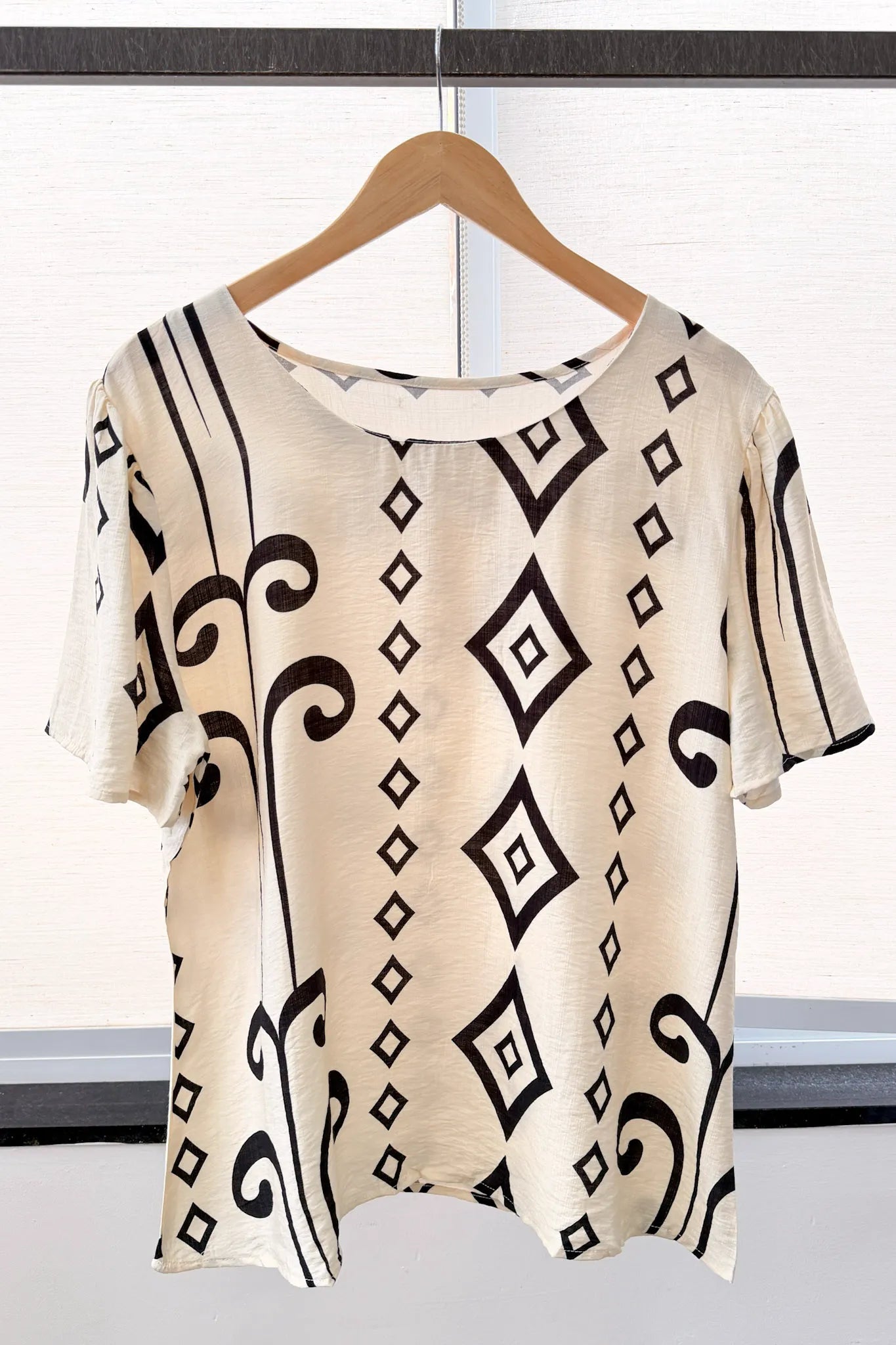 Blusa Manga Curta Detalhe Botão Vânia Estampada Preta