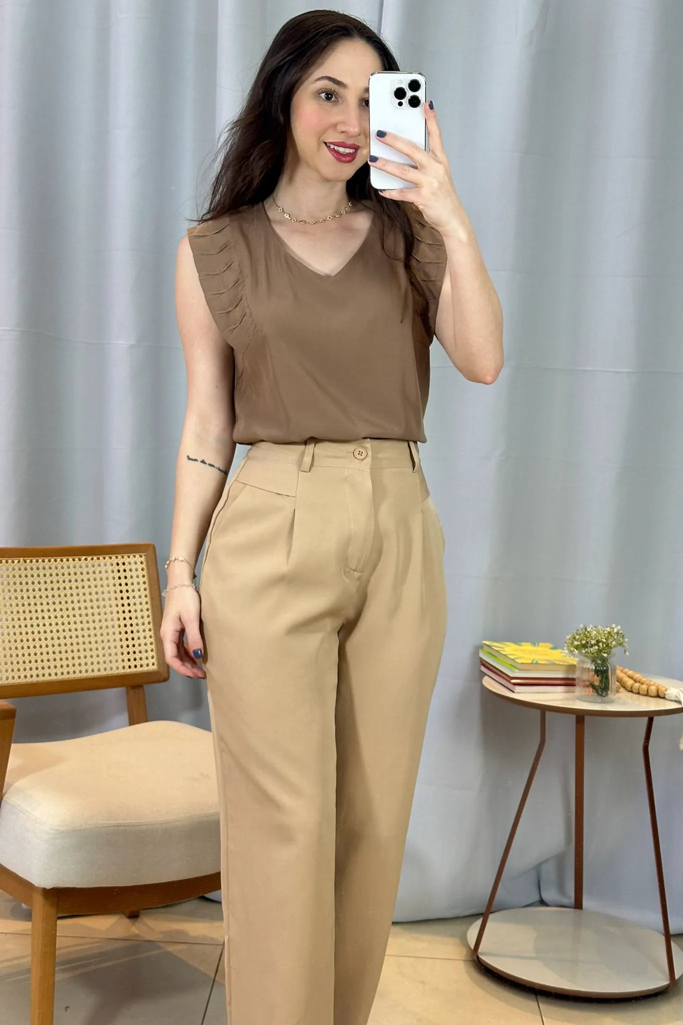 Conjunto: Blusa Decote "V" Franzido Ombros Polivisco Fátima Bernardes Marrom + Calça Corte Reto Alfaiataria Detalhe Bolso Adriana Esteves Bege