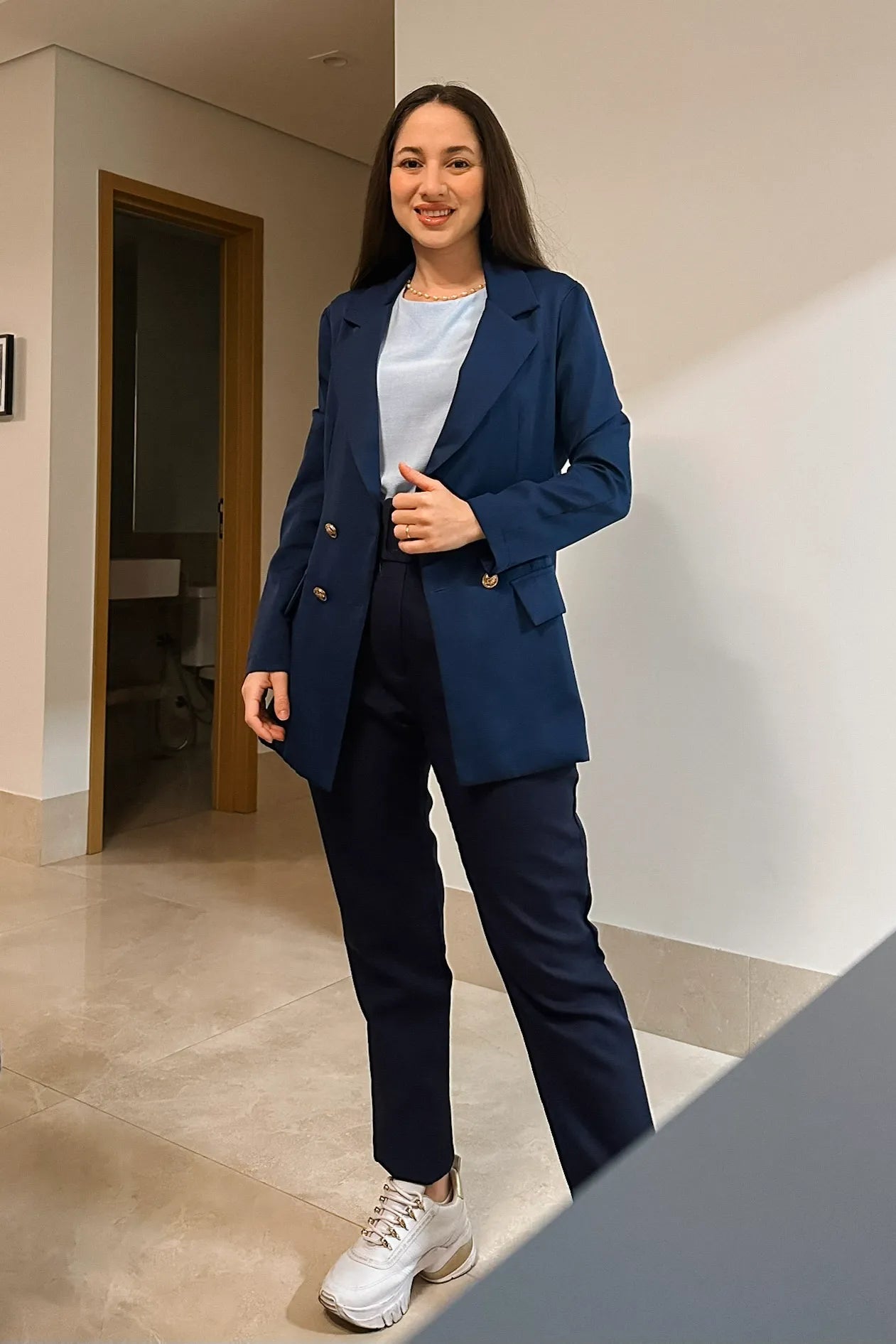 Conjunto: Blusa Regata Detalhe Bordado Cotton Cloe Azul + Calça Cinto Encapado Cenoura Azul Marinho + Blazer Detalhe Botões Jaqueline Azul Marinho
