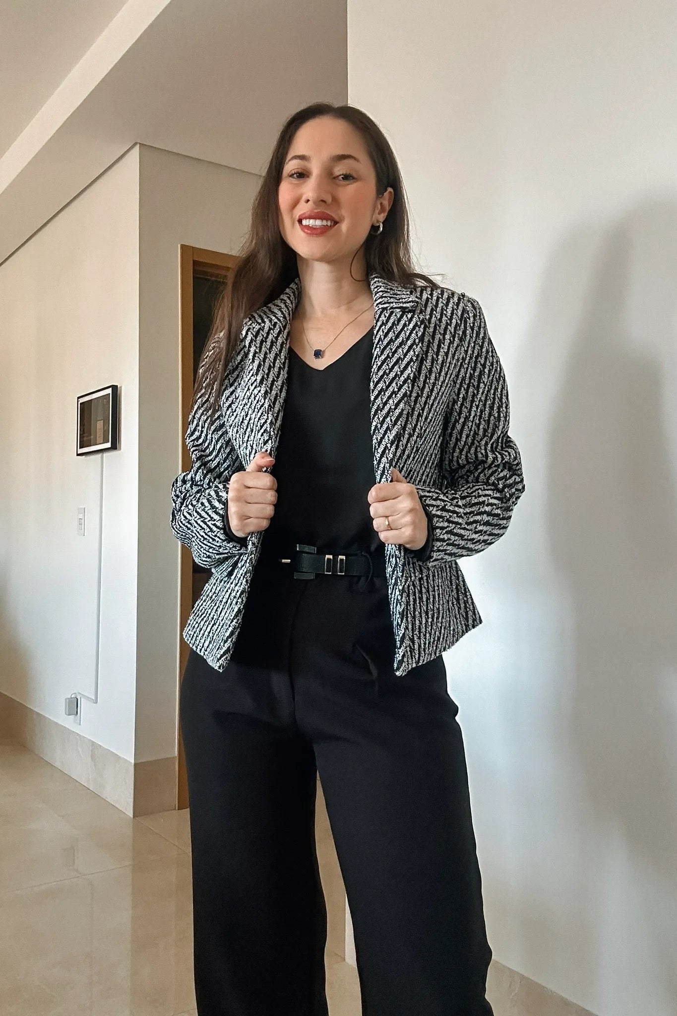 Conjunto: Blusa Regata Lisa Decote "V" Sabrina Preta + Casaco Clássico Em Chevron Madalena Estampado Preto + Calça Corte Reto Detalhe Cinto Priscila Preta