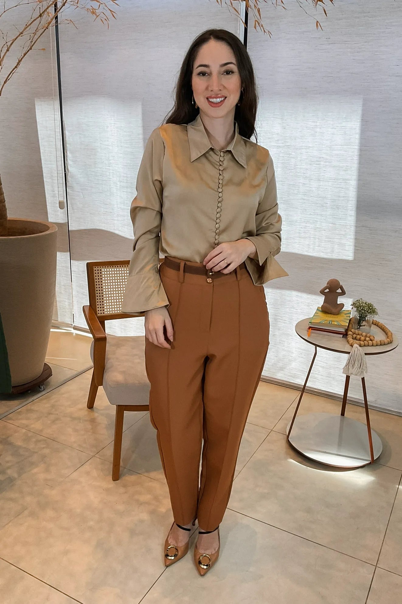 Conjunto: Camisa Manga Longa Classic Acetinado Detalhe Botões Silmara Bege + Calça Corte Reto Alfaiataria Botão Duplo Pietra Marrom
