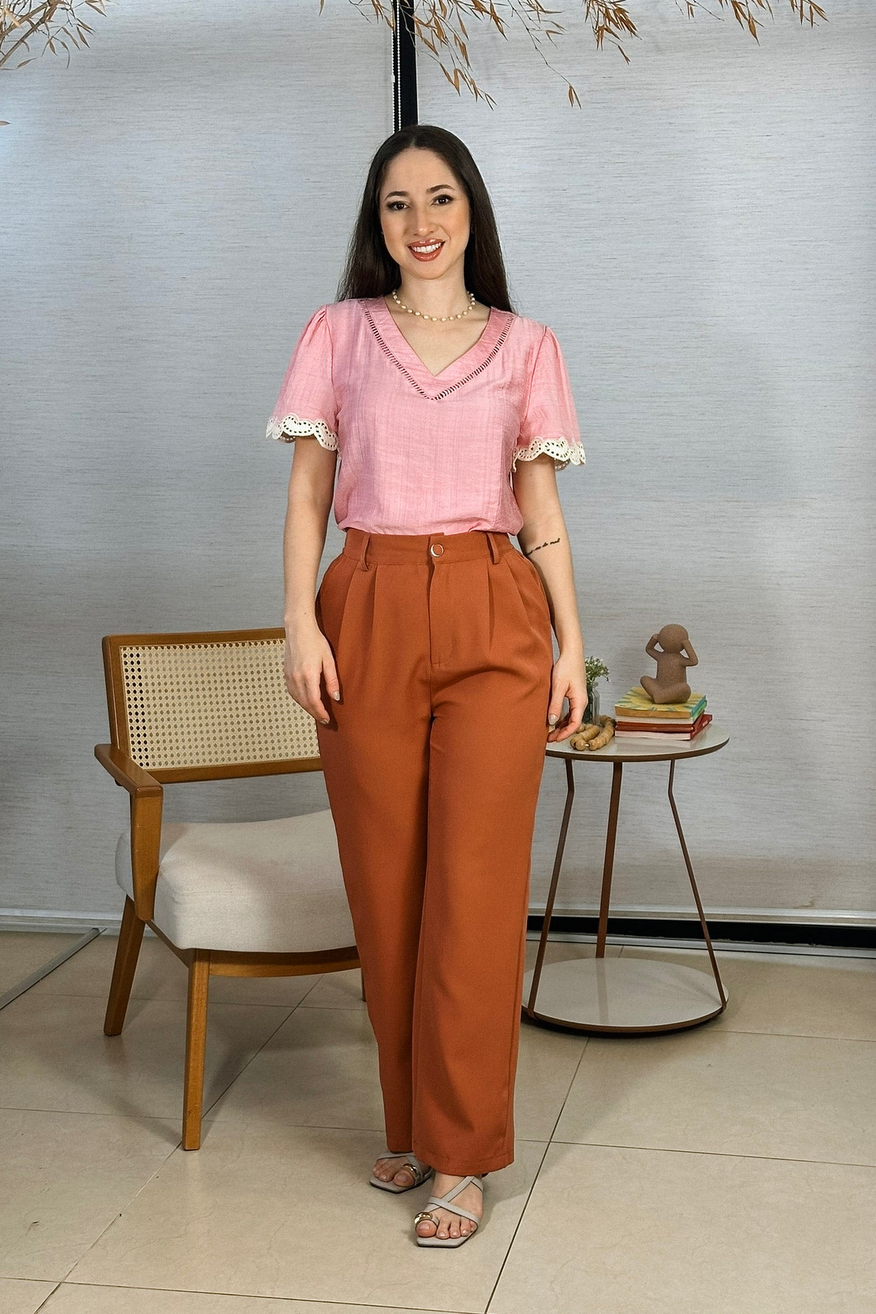 Conjunto: Blusa Manga Curta Detalhe Decote “V” Visco Essenza Elen Rosa + Calça Pantalona Crepe Milano Detalhe Botão Encapado Elena Terracota