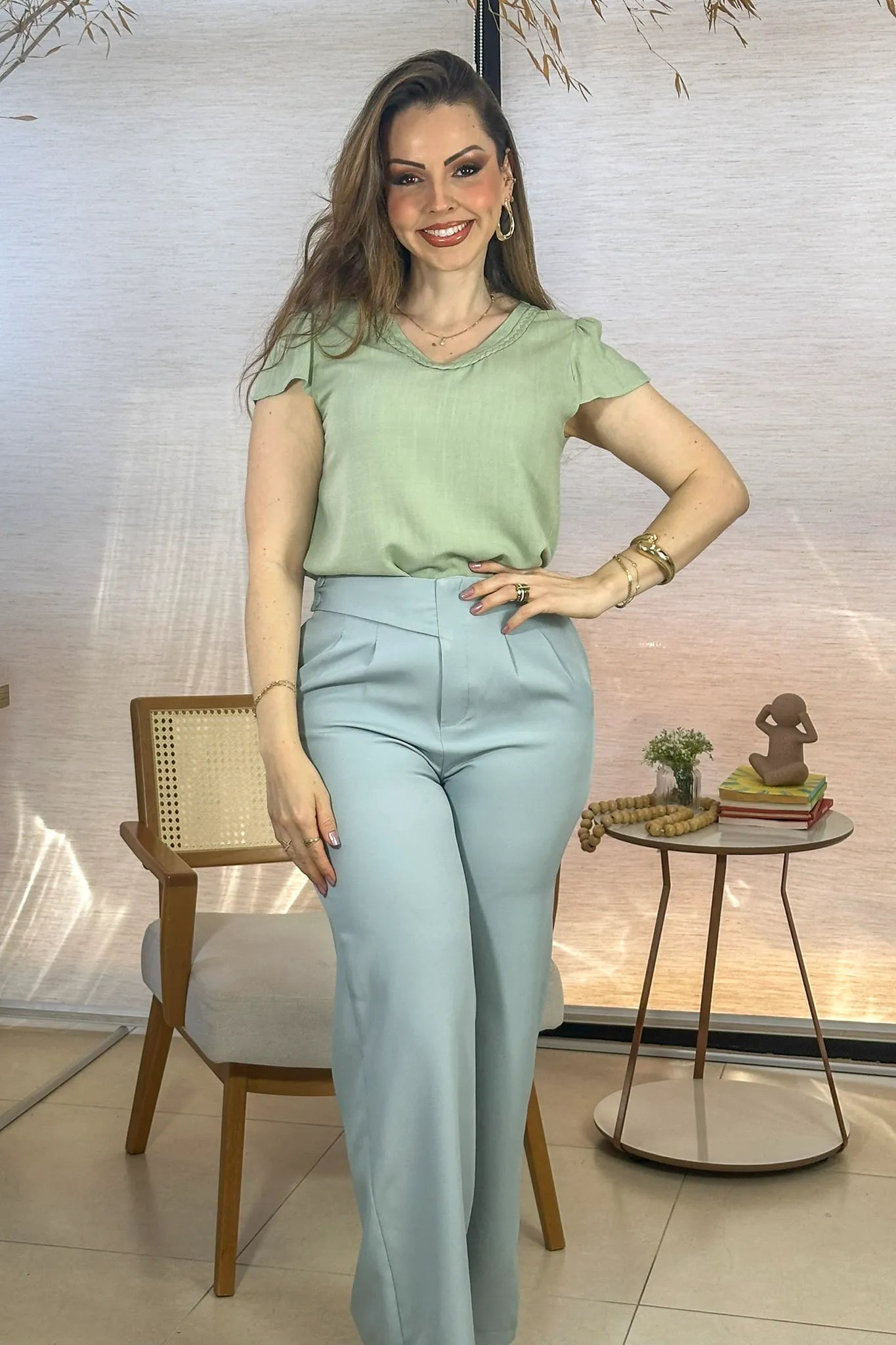 Conjunto: Blusa Manga Curta Detalhe Gola Trançada Visco-linho Leila Verde + Calça Corte Reto Alfaiataria Detalhe Cós Eloísa Azul