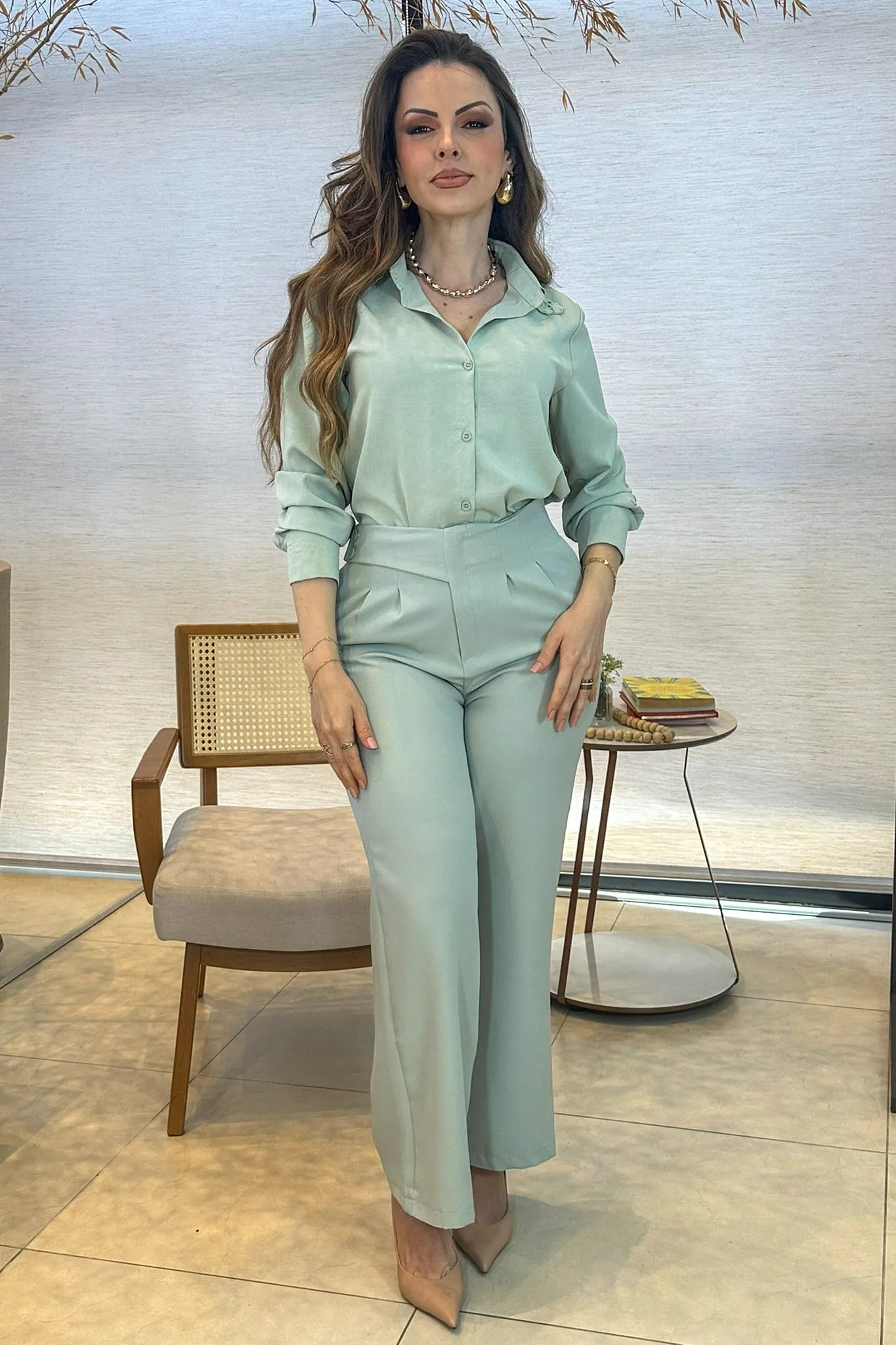 Conjunto: Camisa Manga Longa Detalhe Bordado Gola Clara Verde + Calça Corte Reto Alfaiataria Detalhe Cós Eloísa Verde