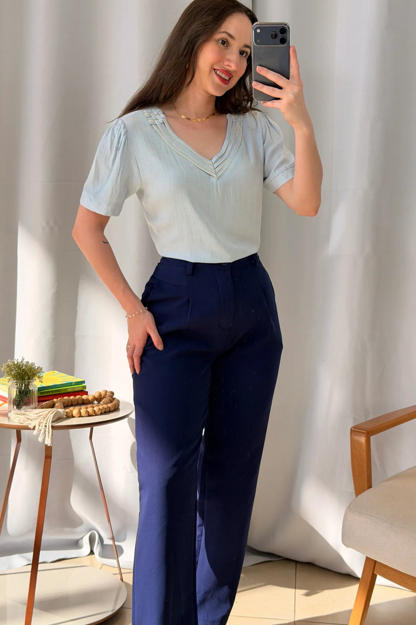 Conjunto: Blusa Manga Curta Detalhe Decote "V" Visco-Linho Marília Azul + Calça Corte Reto Alfaiataria Detalhe Bolso Adriana Esteves Azul Marinho