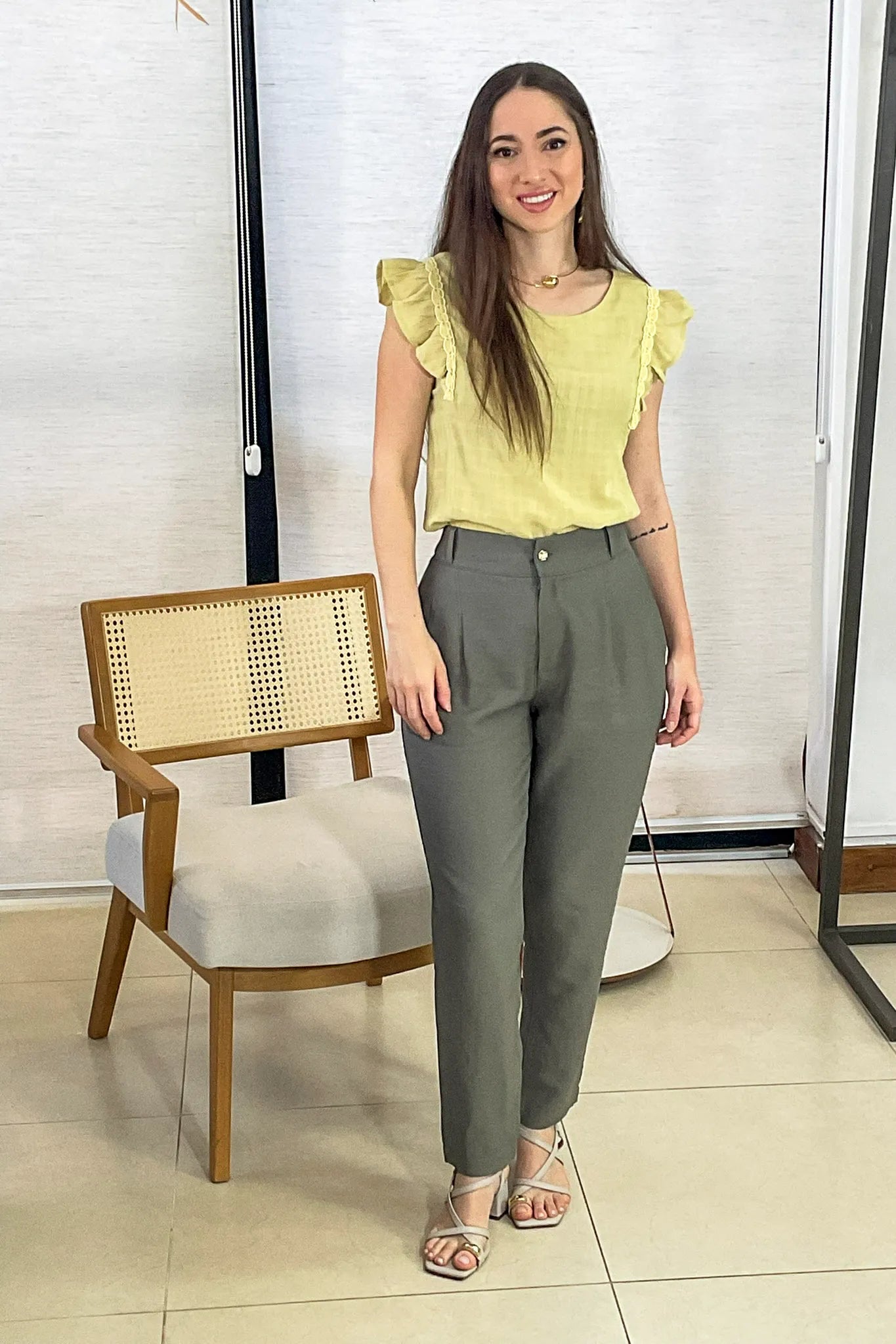 Conjunto: Blusa Detalhe Bordado Manga Soft Cotton Selena Verde Lima + Calça Corte Reto Alfaiataria Serena Laísa Verde Militar