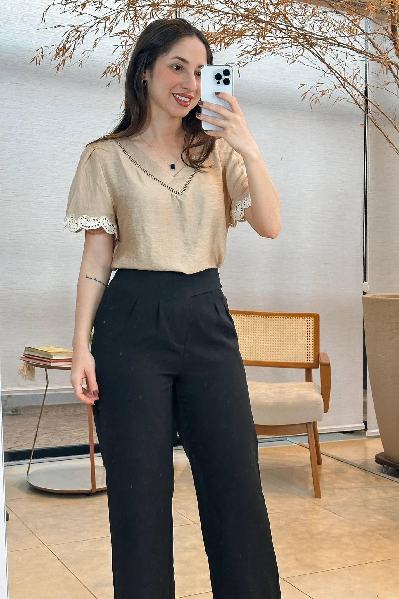 Conjunto: Blusa Manga Curta Detalhe Decote “V” Visco Essenza Elen Bege + Calça Corte Reto Alfaiataria Detalhe Cós Eloísa Preta