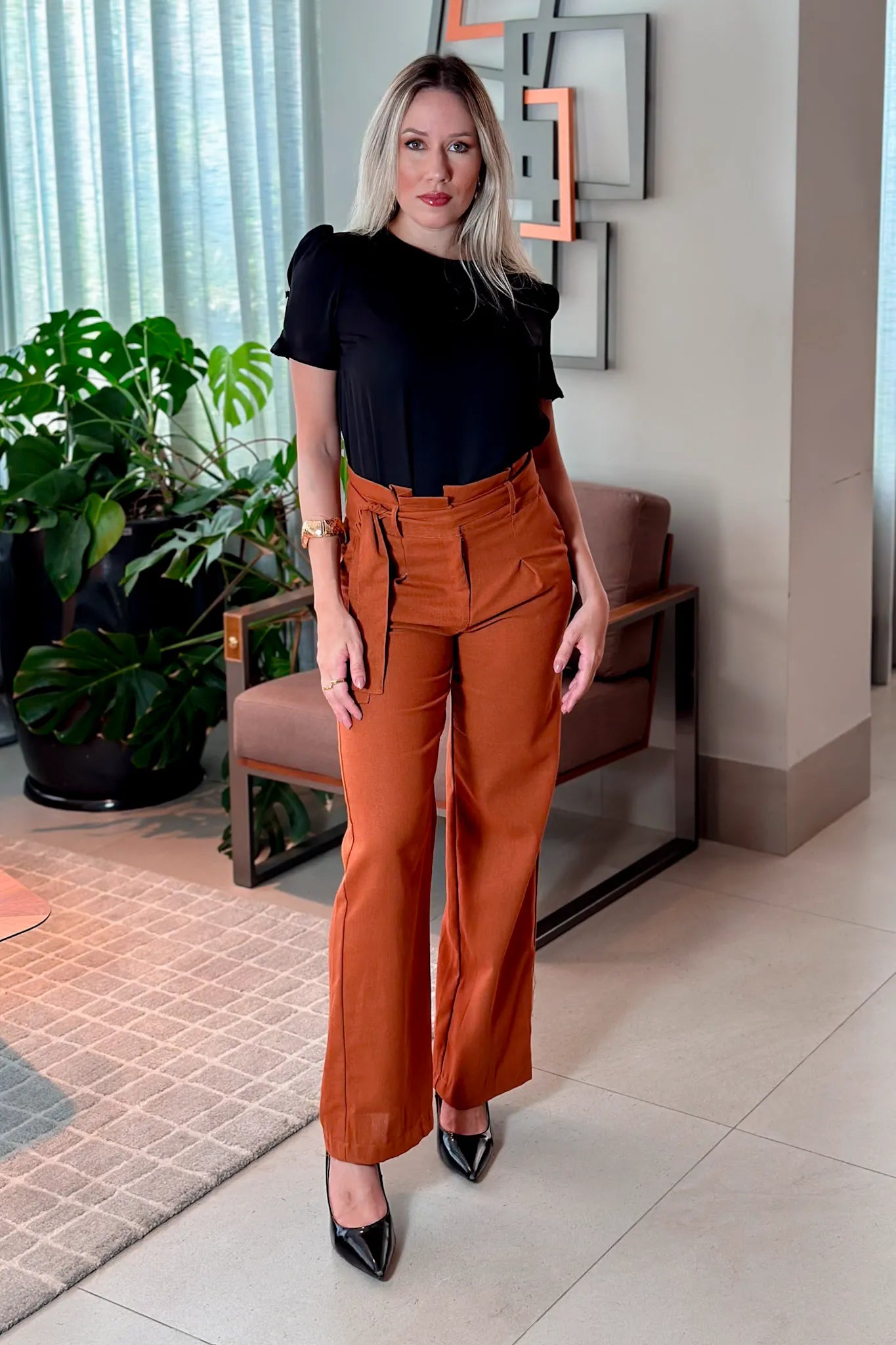 Conjunto: Blusa Manga Curta Detalhe Botões Karen Preta + Calça Pantalona Clochard Em Linho Detalhe Cós Melissa Marrom