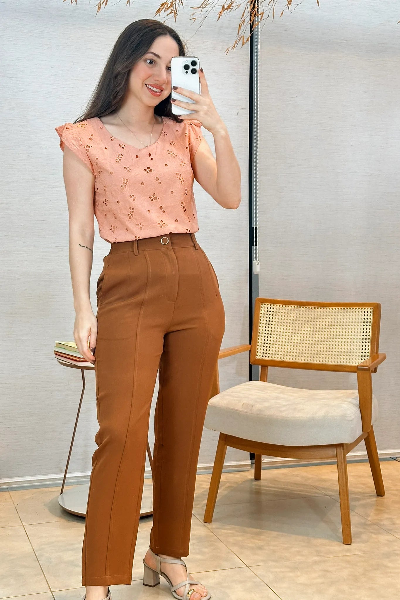 Conjunto: Blusa Regata Em Algodão Textura Bordada Laise Suzy Rose + Calça Corte Reto Detalhe Botão Encapado Em Crepe Milano Maria Marrom