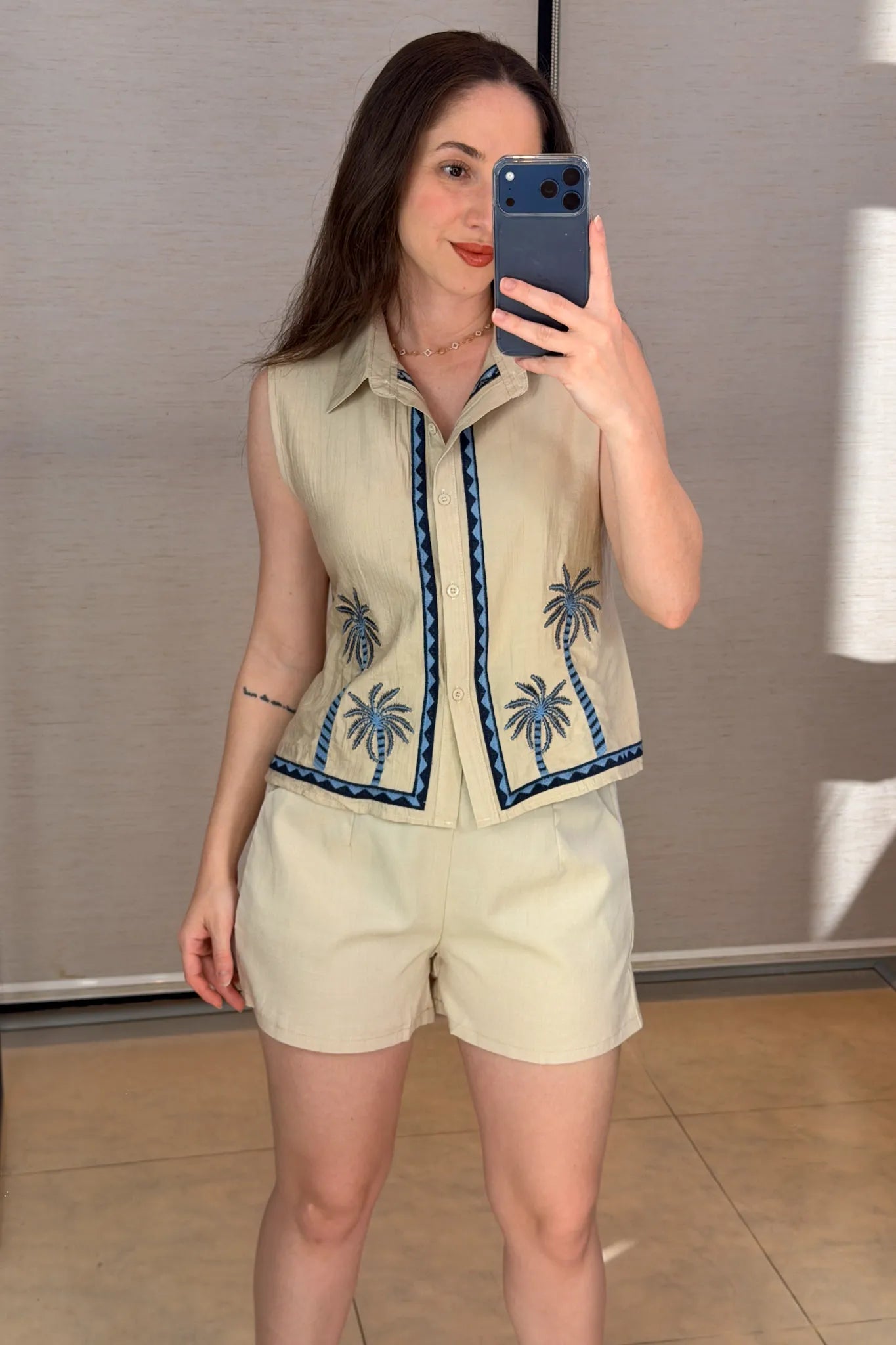 Conjunto: Camisa Regata Detalhe Bordado Visco Brise Fabi Bege + Shorts Detalhe Fivela Metálica Alfaiataria Lux Eliane Creme
