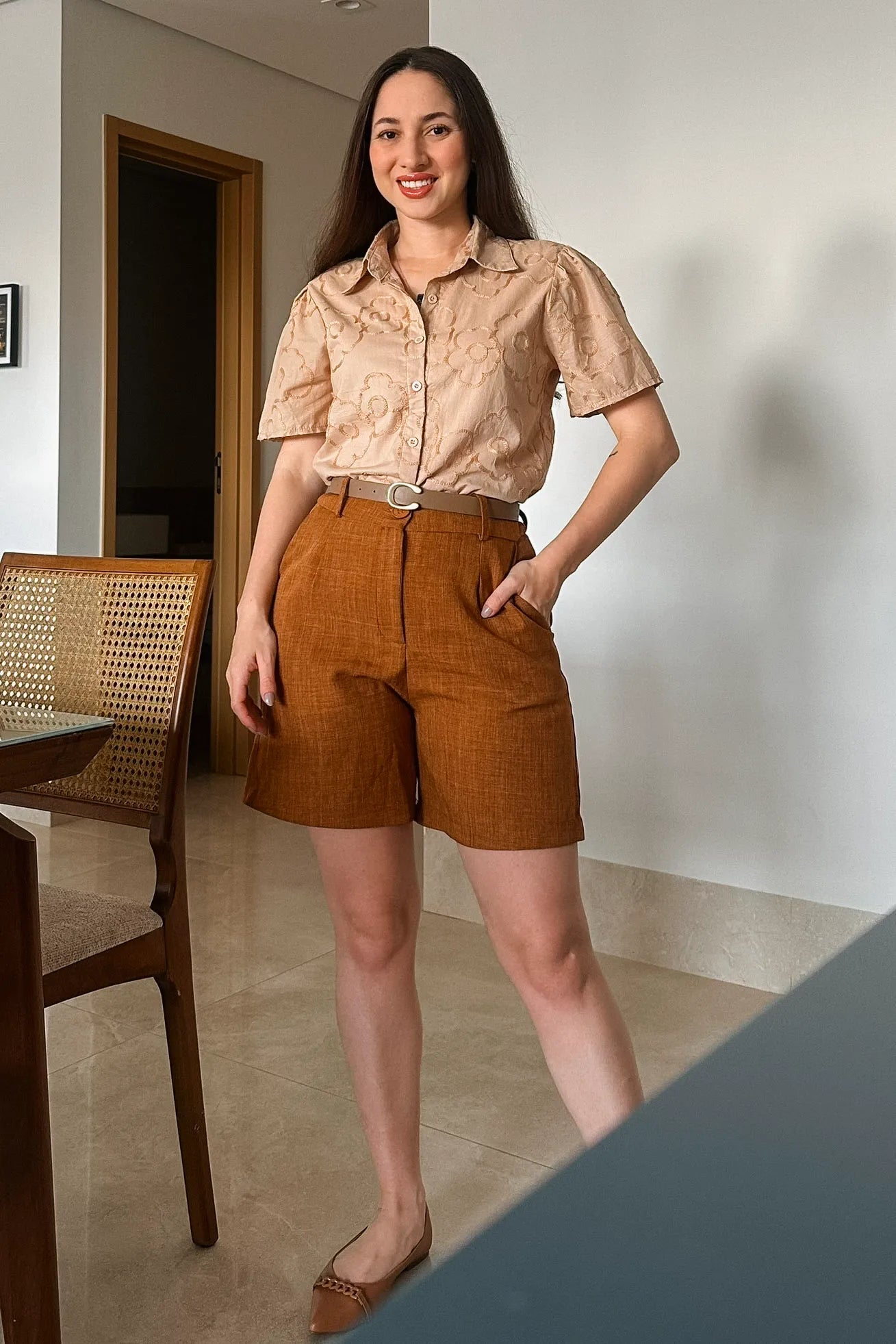 Conjunto: Camisa Manga Curta Detalhe Bordado Ângela Bege + Short Em Linho Antônia Marrom