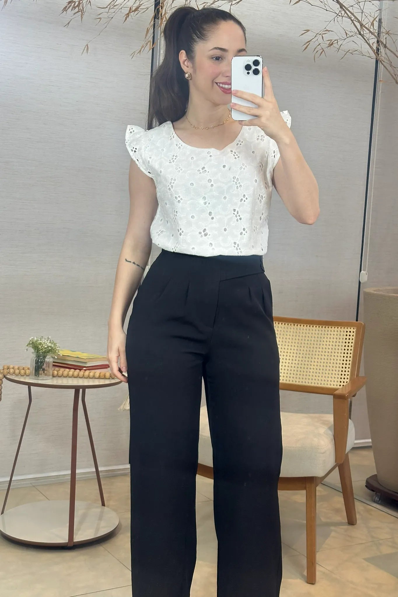 Conjunto: Blusa Regata Em Algodão Textura Bordada Laise Suzy Branca + Calça Corte Reto Alfaiataria Detalhe Cós Eloísa Preta
