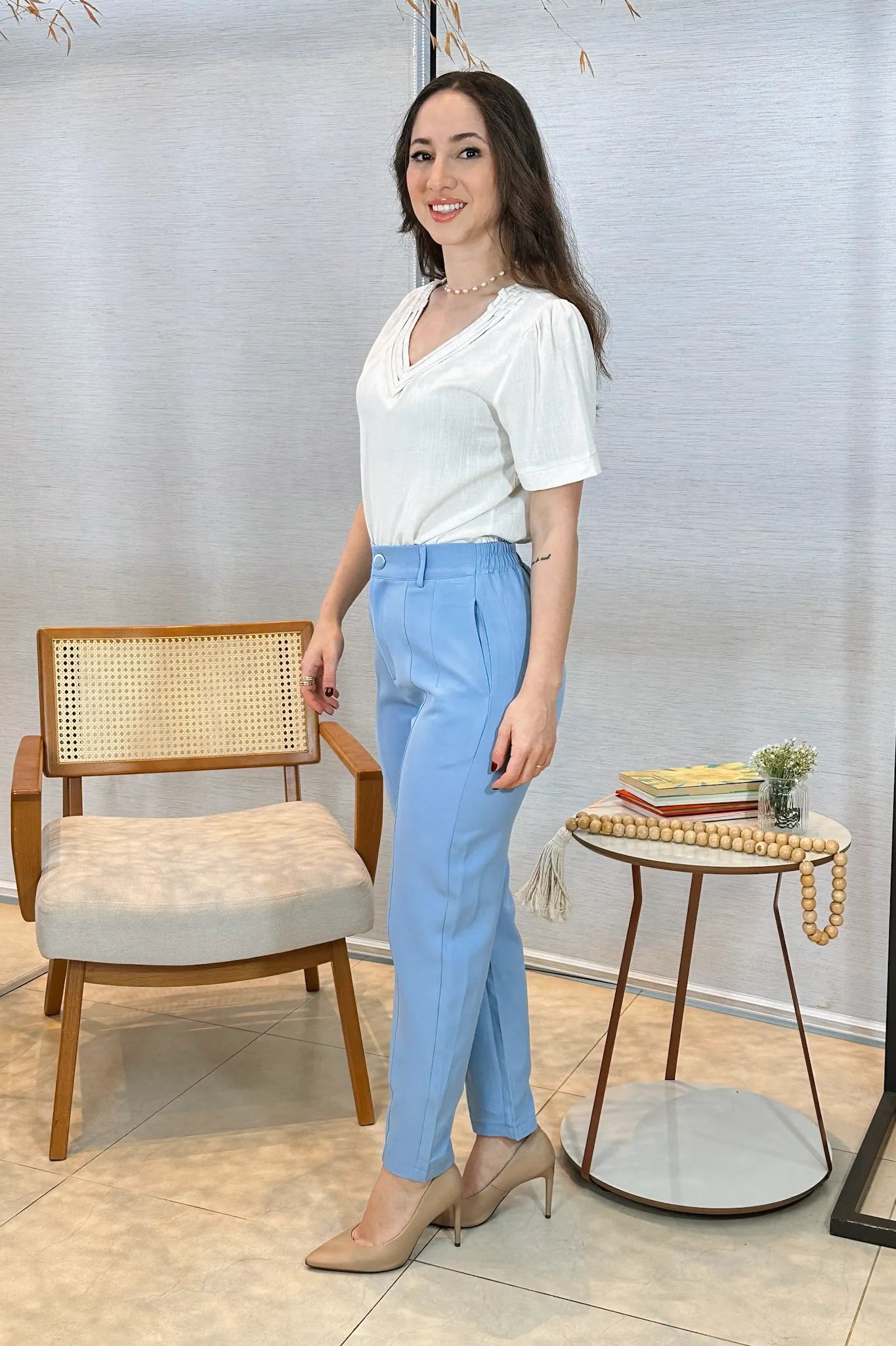Conjunto: Blusa Manga Curta Detalhe Decote "V" Visco-Linho Marília Off White + Calça Corte Reto Detalhe Botão Encapado Em Crepe Milano Maria Azul