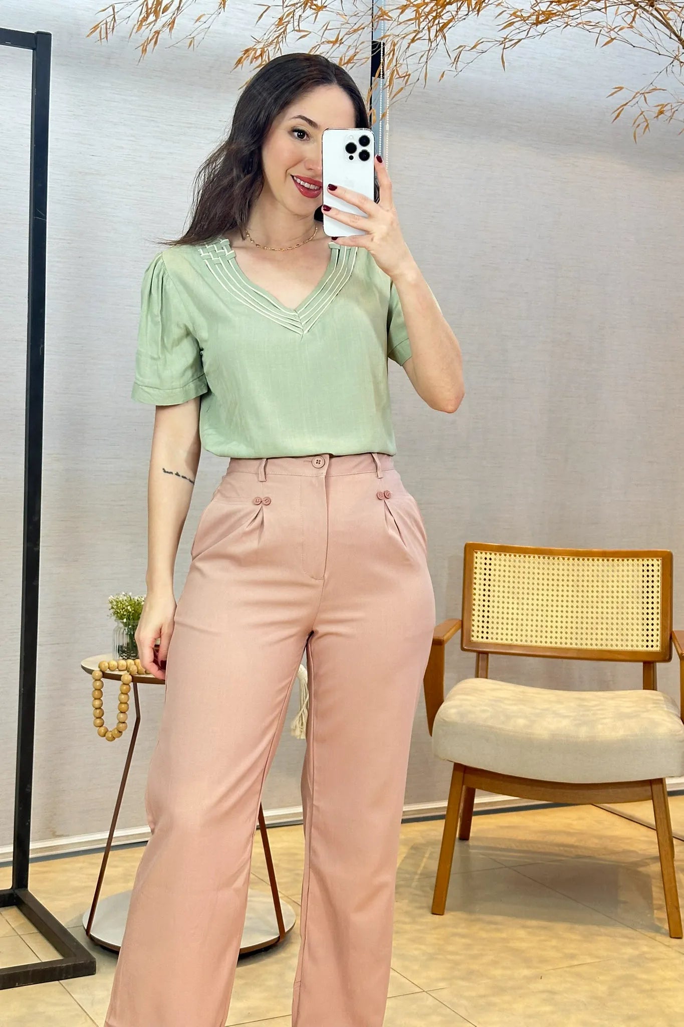 Conjunto: Blusa Manga Curta Detalhe Decote "V" Visco-Linho Marília Verde + Calça Pantalona Detalhe Botões Crepe Alfaiataria Larissa Rose