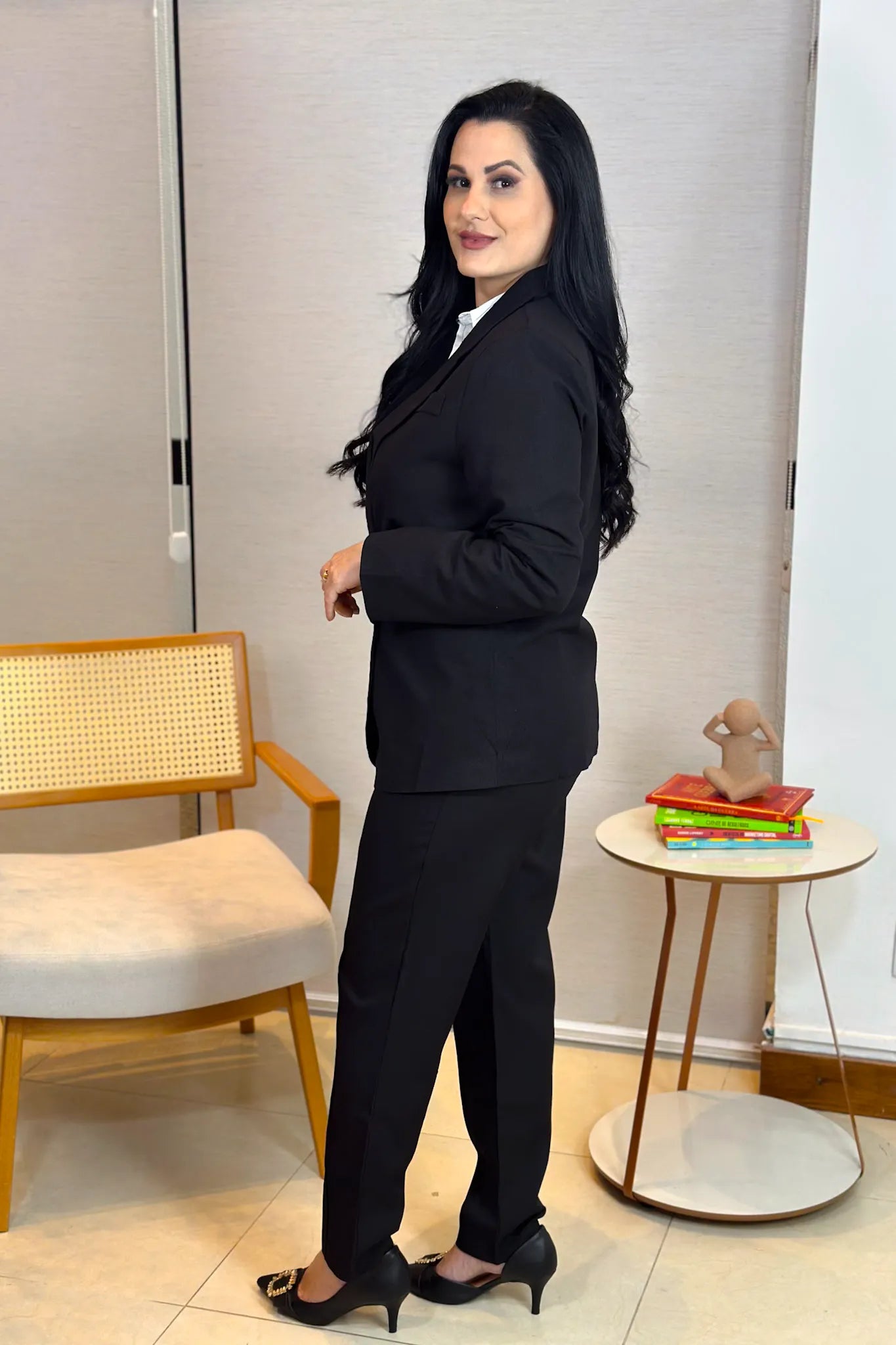 Conjunto: Camisa Manga Longa Classic Risca De Giz Sara Branca + Calça Corte Reto Em Alfaiataria Verona Detalhe Botão Sofia Preta + Blazer Em Poli-linho Detalhe Botões Bolso Fake Jasmim Preto