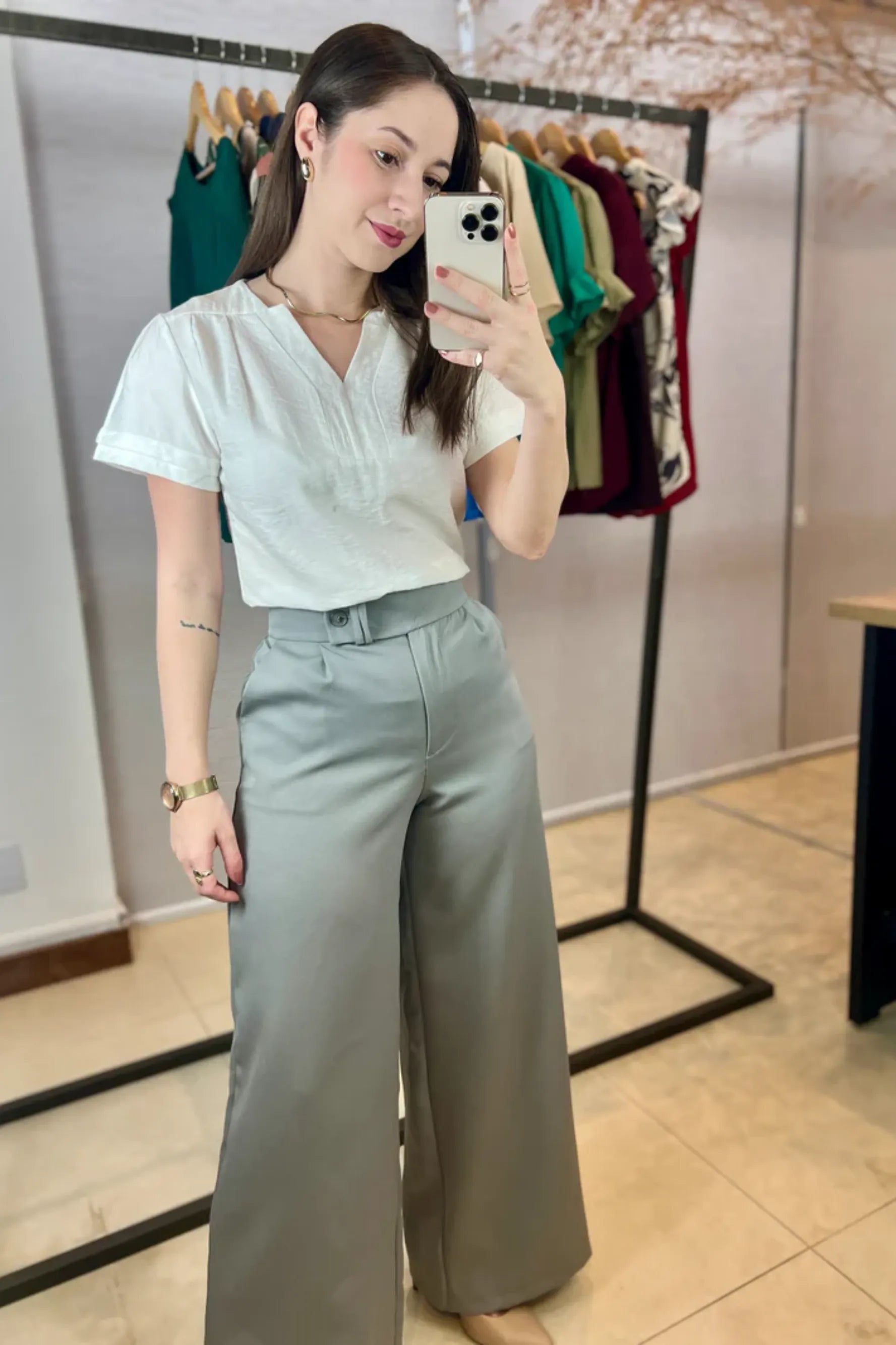 Conjunto: Blusa Manga Curta Decote "V" Graziela Branca + Calça Pantalona Alfaiataria Mariane Cinza