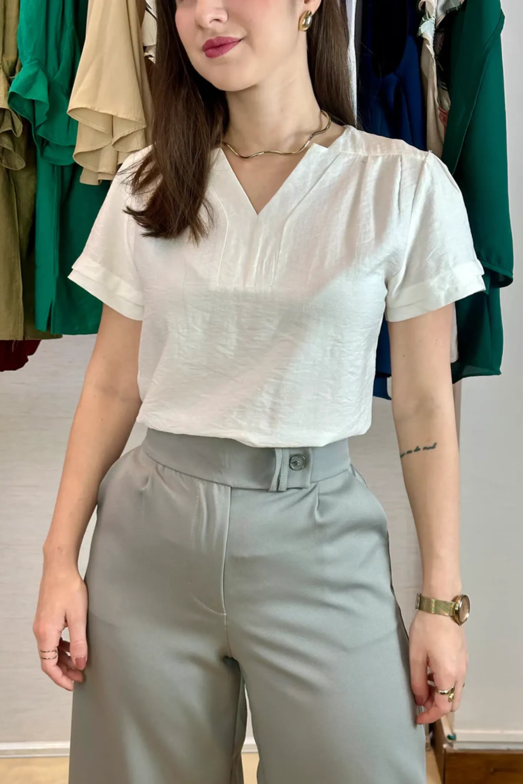 Conjunto: Blusa Manga Curta Decote "V" Graziela Branca + Calça Pantalona Alfaiataria Mariane Cinza