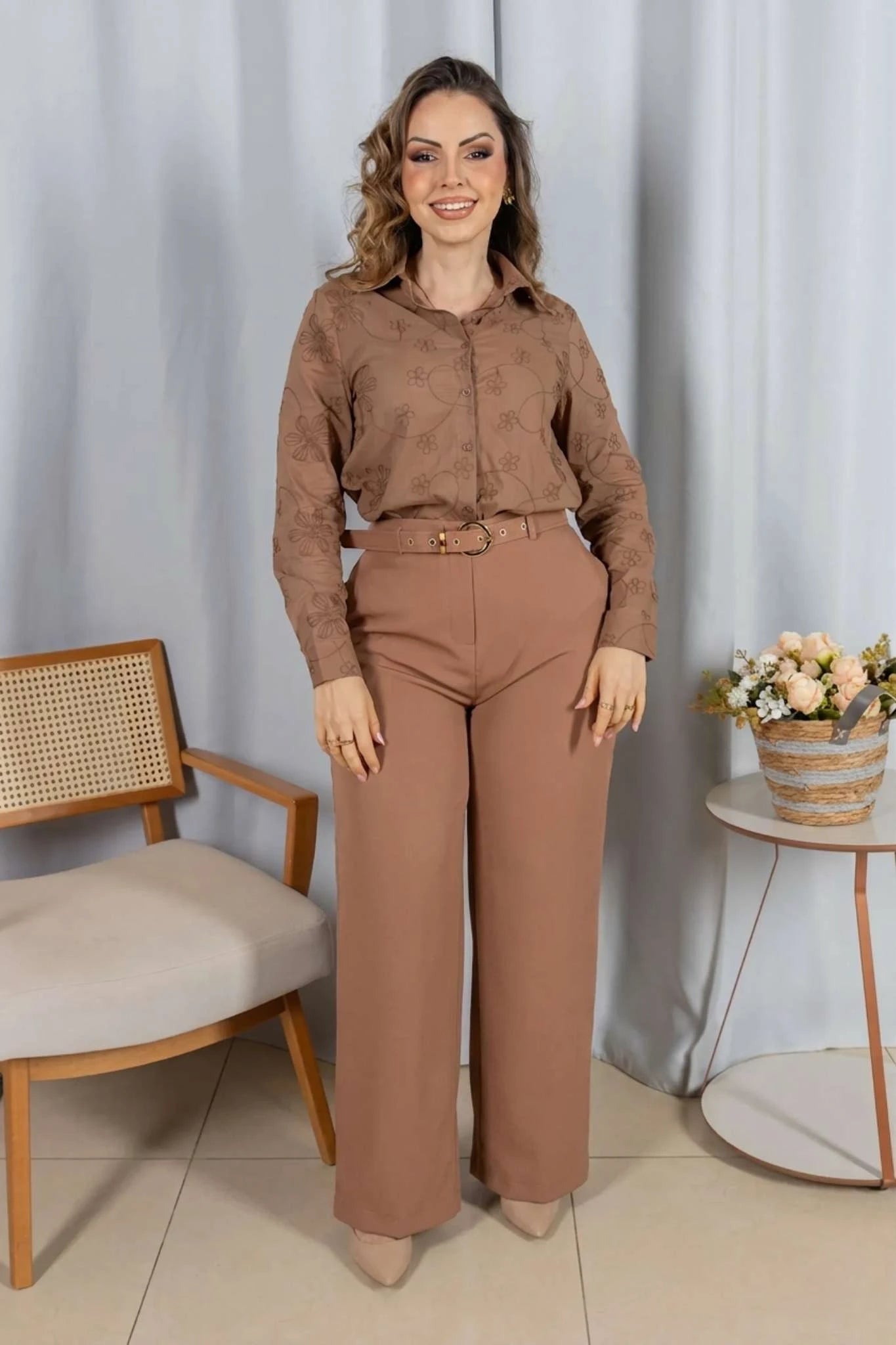 Calça Pantalona em Alfaiataria com Cinto Encapado Cinthia Marrom Claro