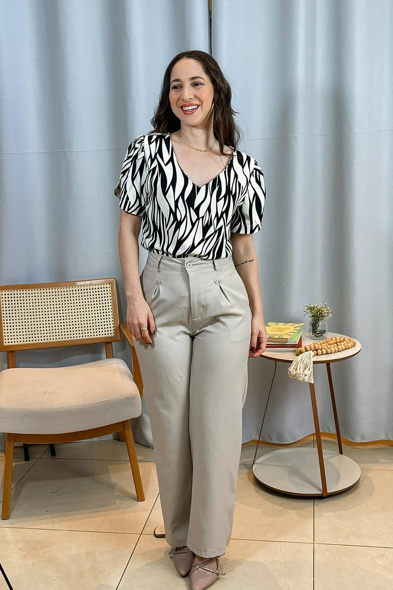 Conjunto: Blusa Manga Curta Detalhe Botão Decote "V" Crepe Classic Graciane Preta + Calça Pantalona Detalhe Botões Crepe Alfaiataria Larissa Cinza