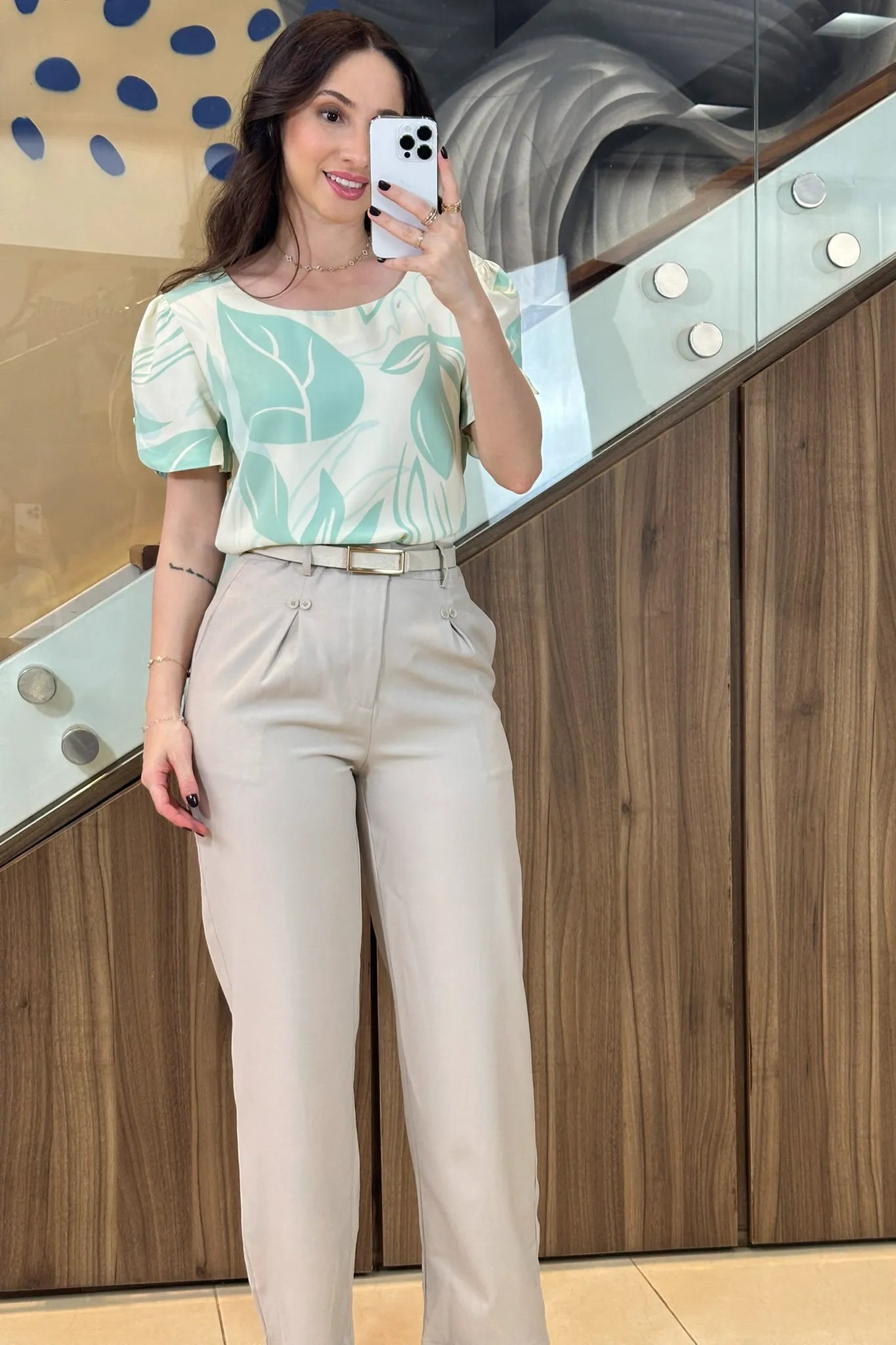 Conjunto: Blusa Manga Detalhe Botão Crepe Classic Suelen Estampada Verde + Calça Pantalona Detalhe Botões Crepe Alfaiataria Larissa Cinza
