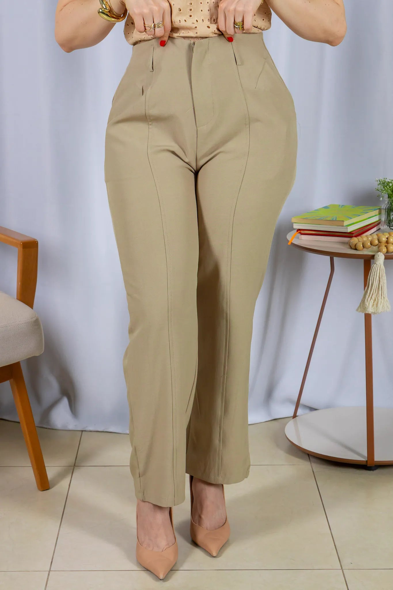 Calça Alfaiataria Corte Reto Friso e Cós Infinito Bianca Caqui