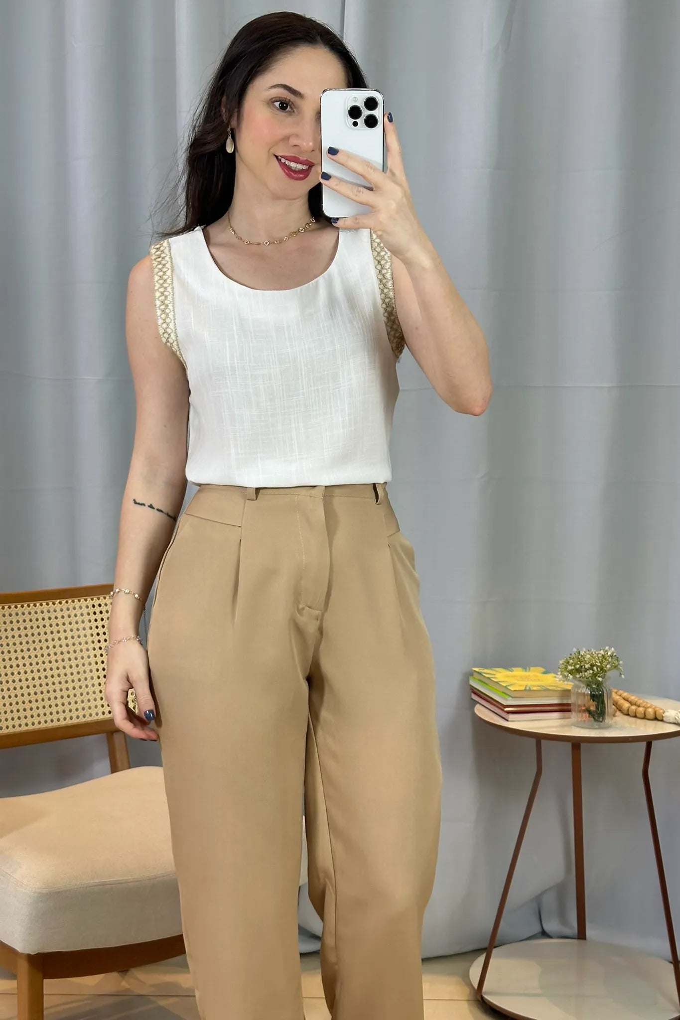 Conjunto: Blusa Regata Detalhe Bordado Visco-linho Ana Maria Braga Branca + Calça Corte Reto Alfaiataria Detalhe Bolso Adriana Esteves Bege